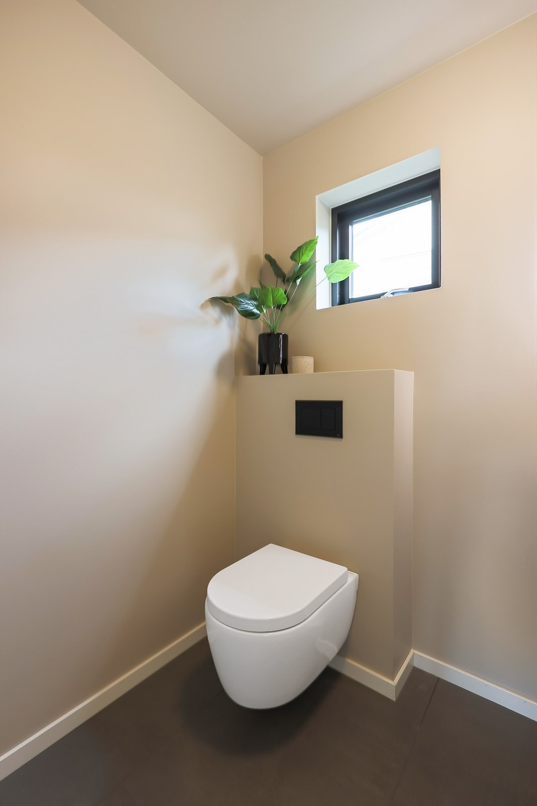 Gjestetoalett med vegghengt wc og servant Galleribilde