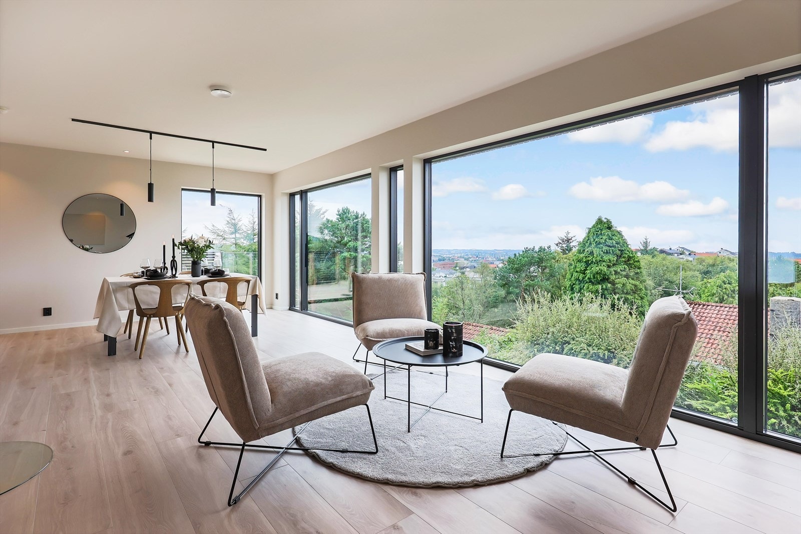 Fra stue og spisestue har du fantastisk utsikt over nærområdet Galleribilde