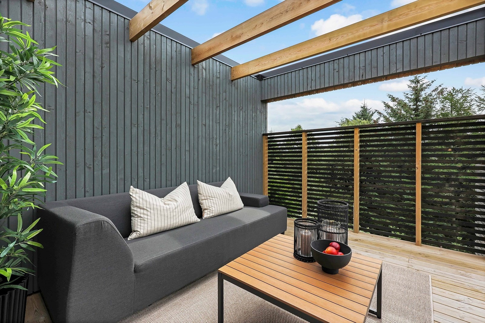 Lun sittegruppe med fantastisk utsikt over nærområdet Galleribilde