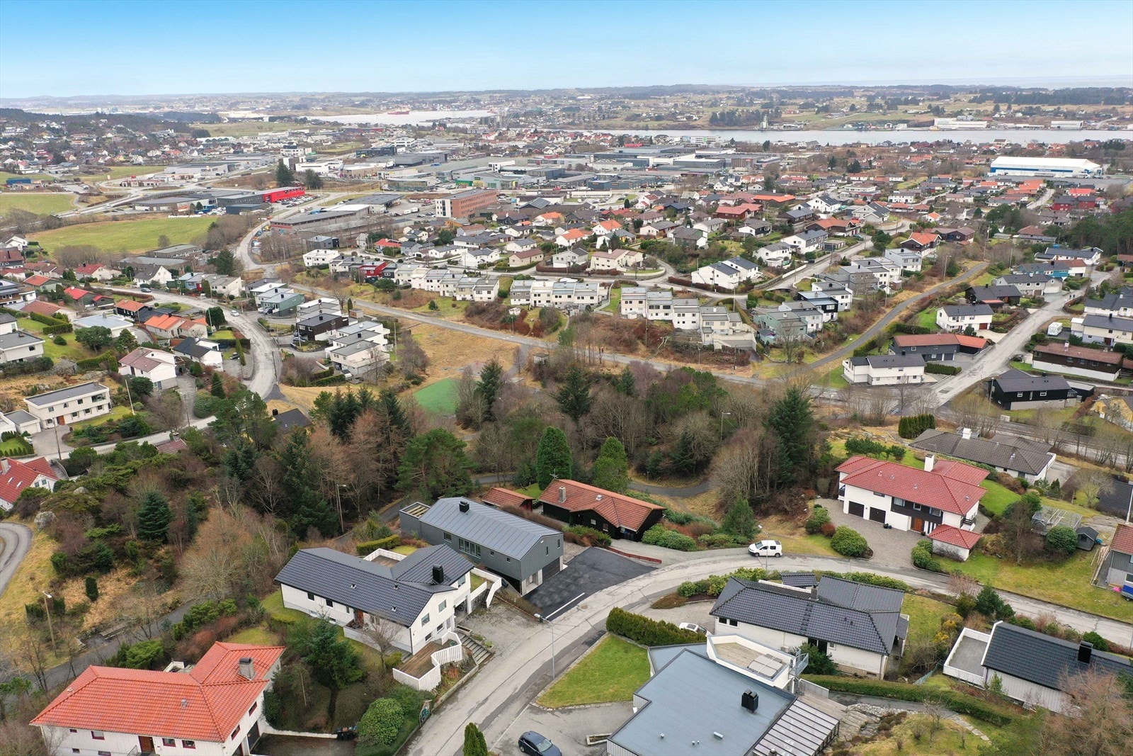 Utsikt over hele byen og mot Karmsundet og havet i nord Galleribilde