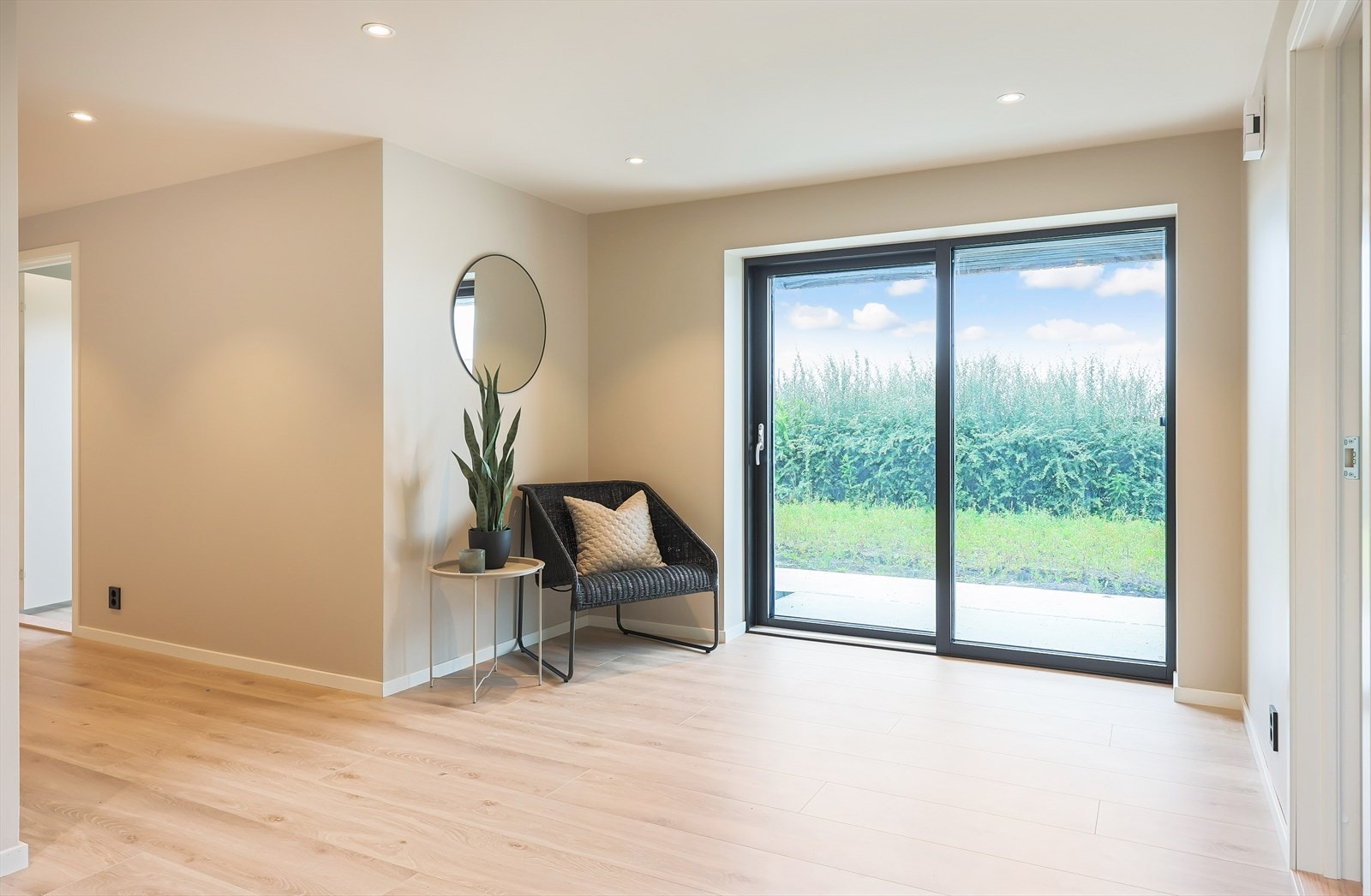 Gang i 1.etg med utgang mot hage Galleribilde