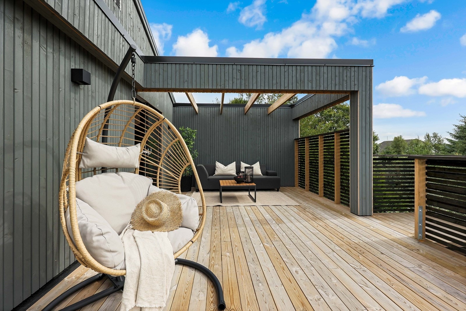 Lekker og romslig terrasse med god plass til hele familien Galleribilde