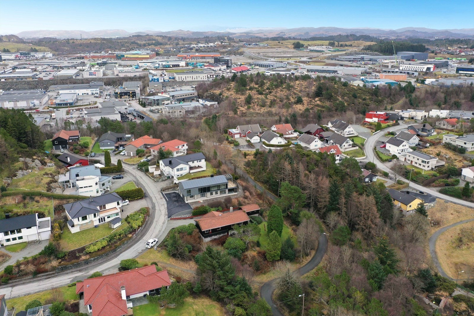 Boligen ligger meget flott til på Raglatua med fantastisk utsikt Galleribilde