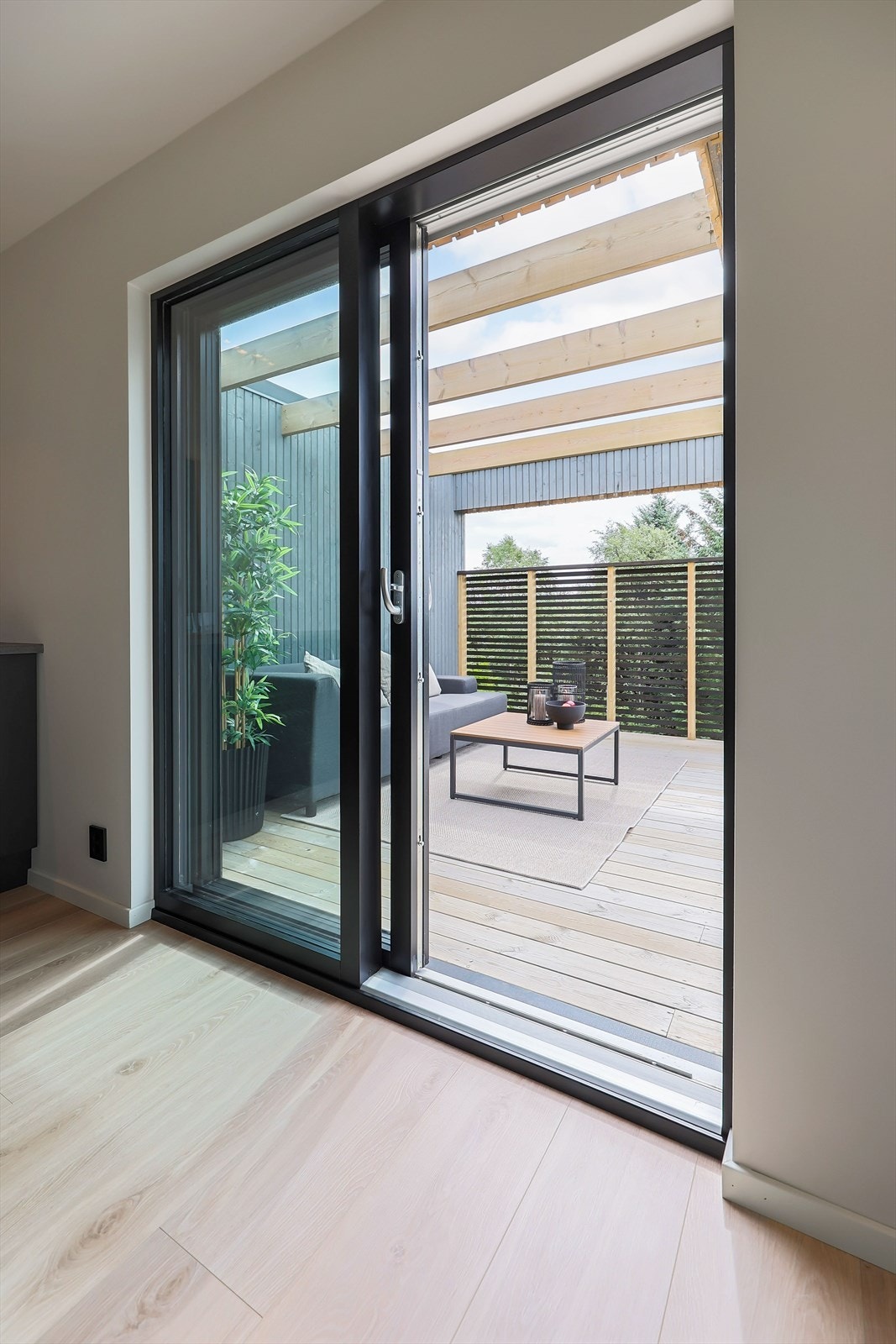 Utgang mot terrasse med pergola-løsning Galleribilde