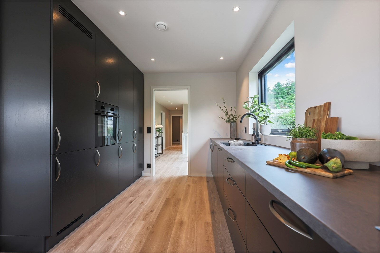 Kjøkken mot gang Galleribilde