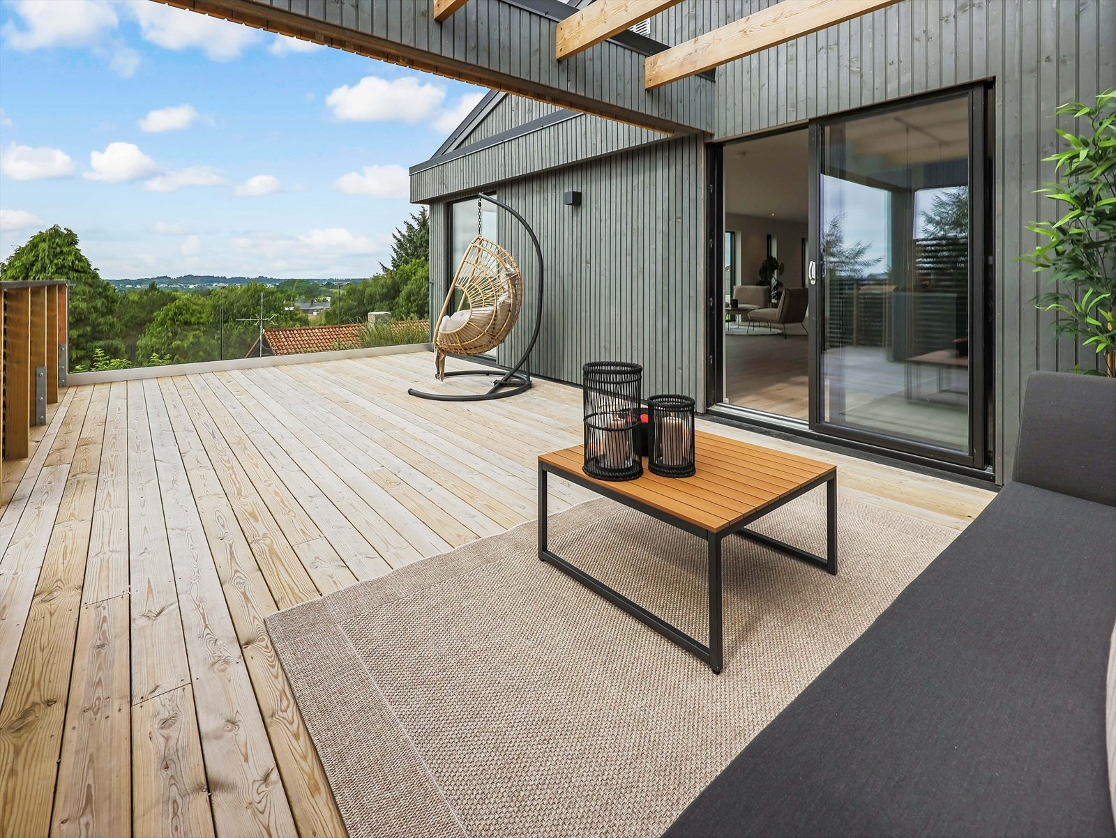 Det er montert glassrekkverk i front for å få frem mest mulig av den vakre utsikten Galleribilde