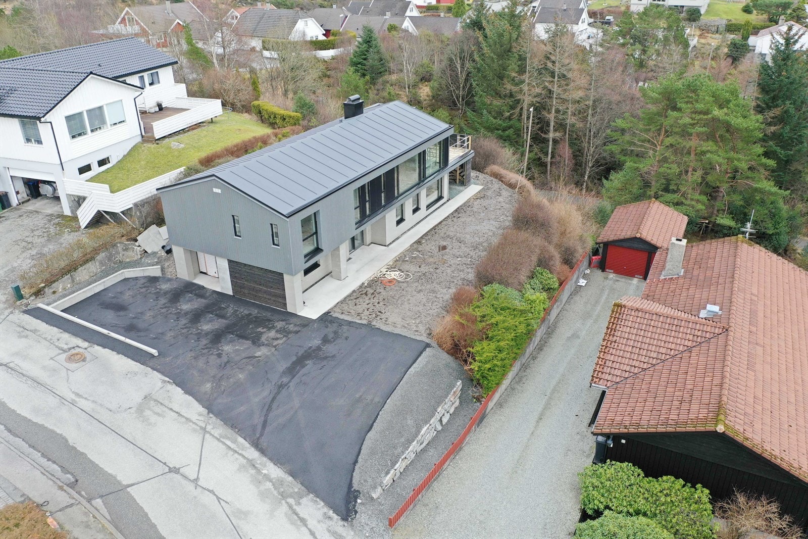 Uteområdet er asfaltert i gårdsrom og det er klargjort med fin jord for plen i hage Galleribilde