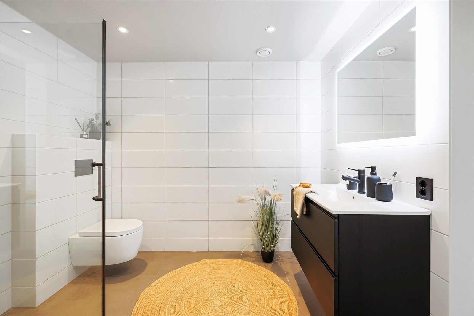 Lekkert helfliset bad i 1. etg. med innredning fra Vikingbad Galleribilde