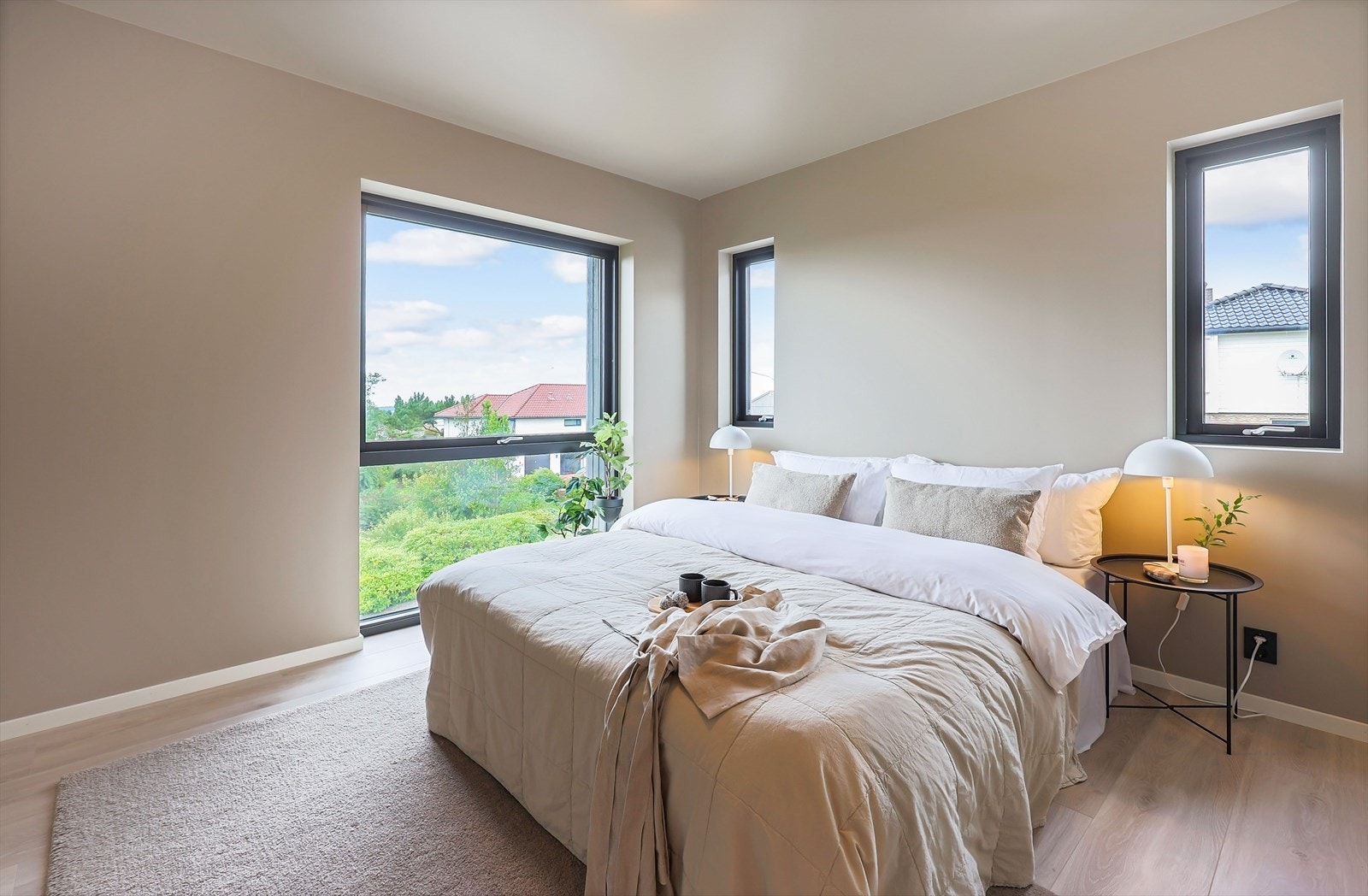 Lekkert hovedsoverom med walk in garderobe og direkte tilkomst til
bad Galleribilde