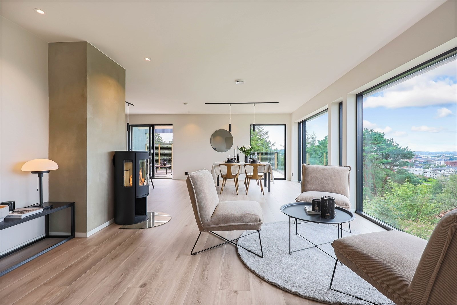 Stuen er svært romslig med muligheter for flere sittegrupper og har også utgang til terrassen Galleribilde