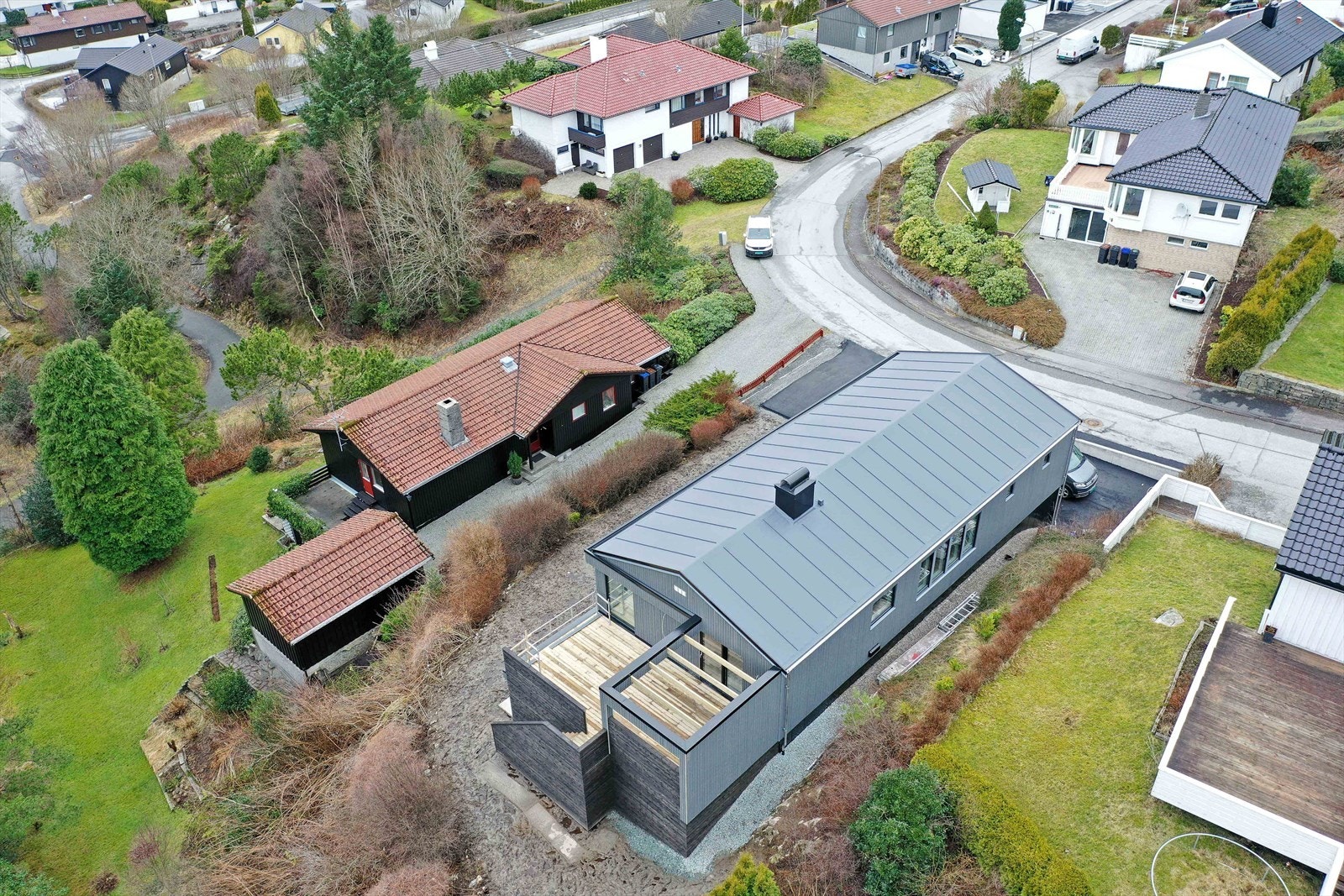 Terrasse med glassrekkverk og pergola-løsning Galleribilde
