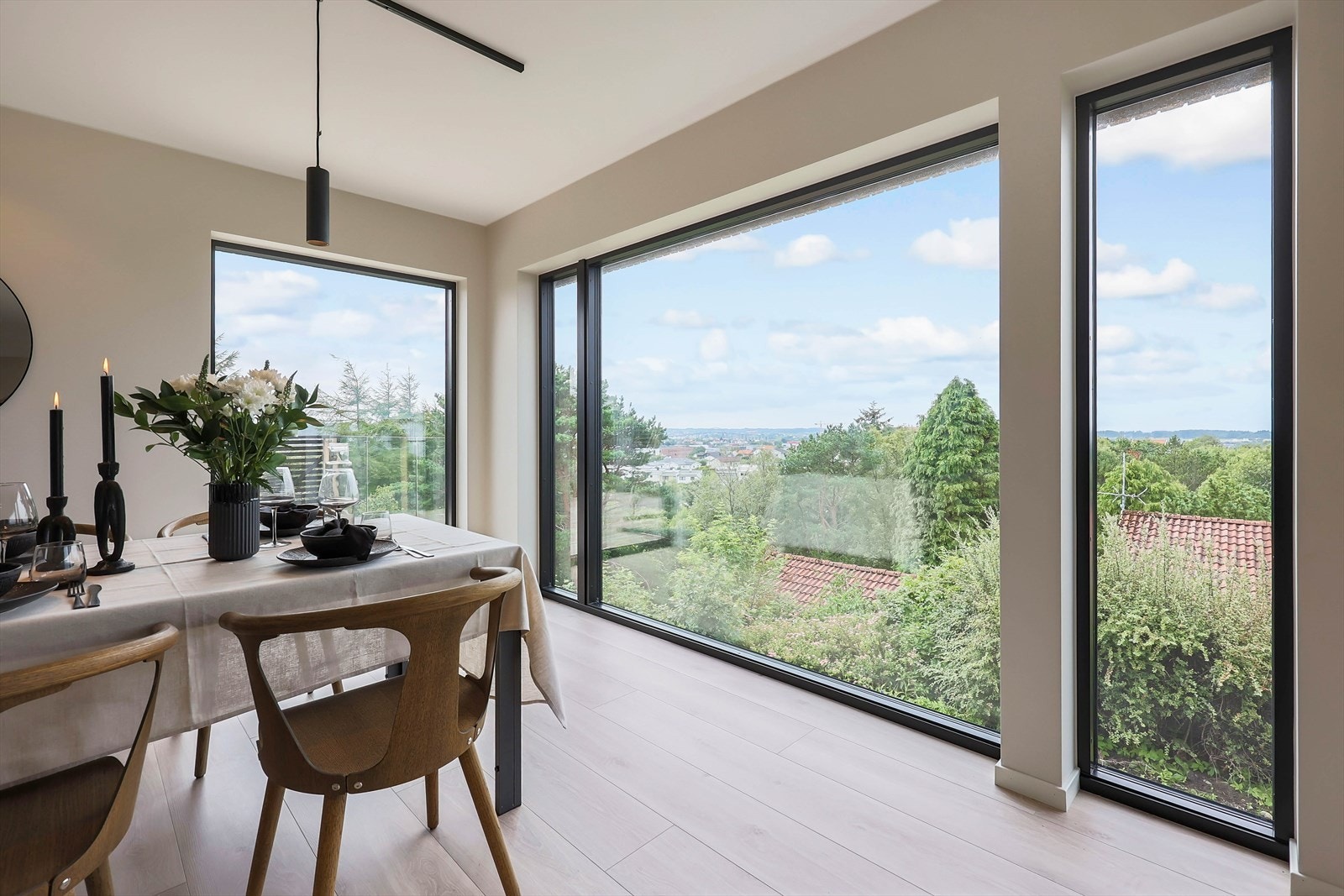 Fra stue/kjøkken
har du utsikt over hele byen og mot karmsundet og havet i nord Galleribilde