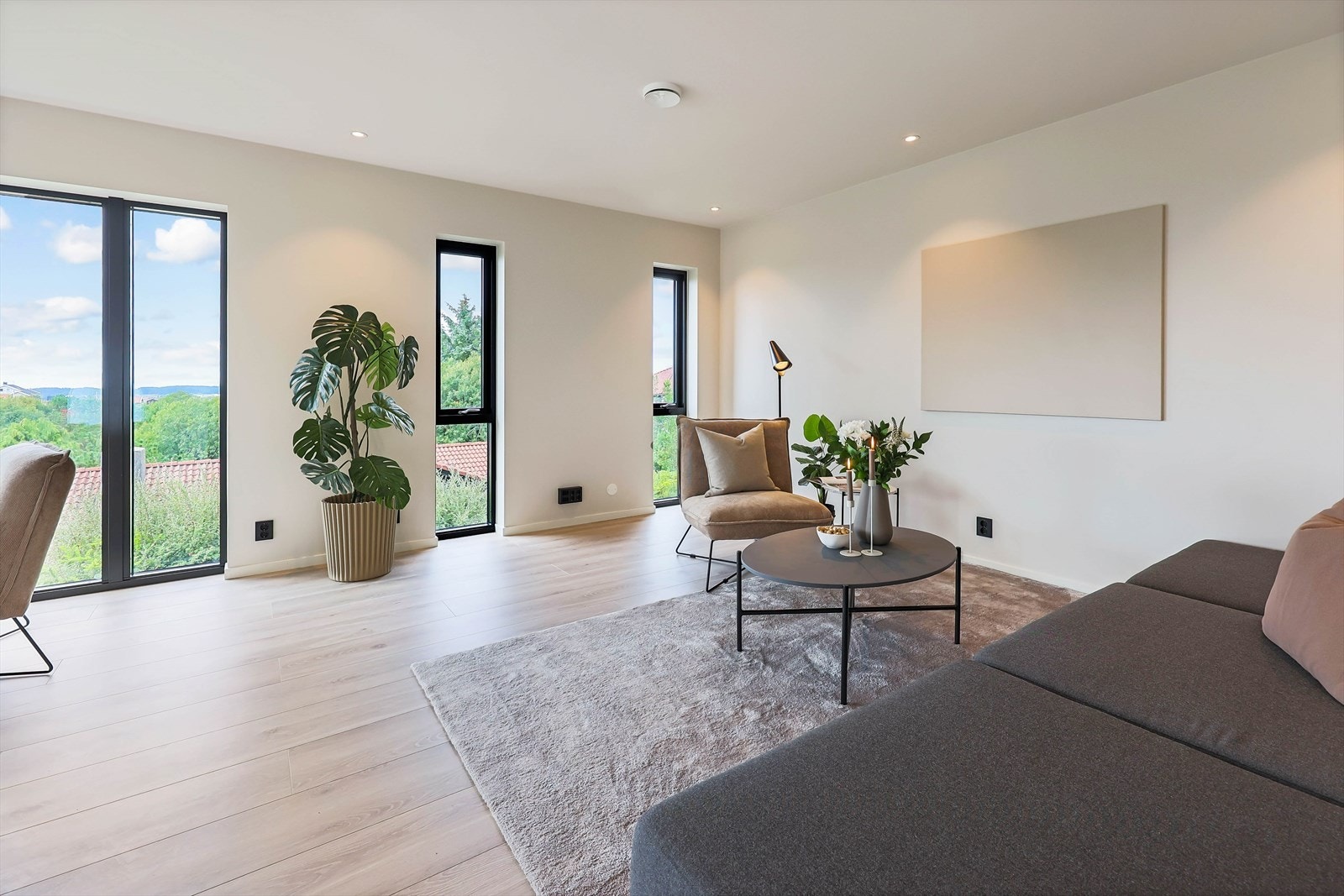 Hvitglasert XL-laminat på alle gulv unntatt våtrom Galleribilde