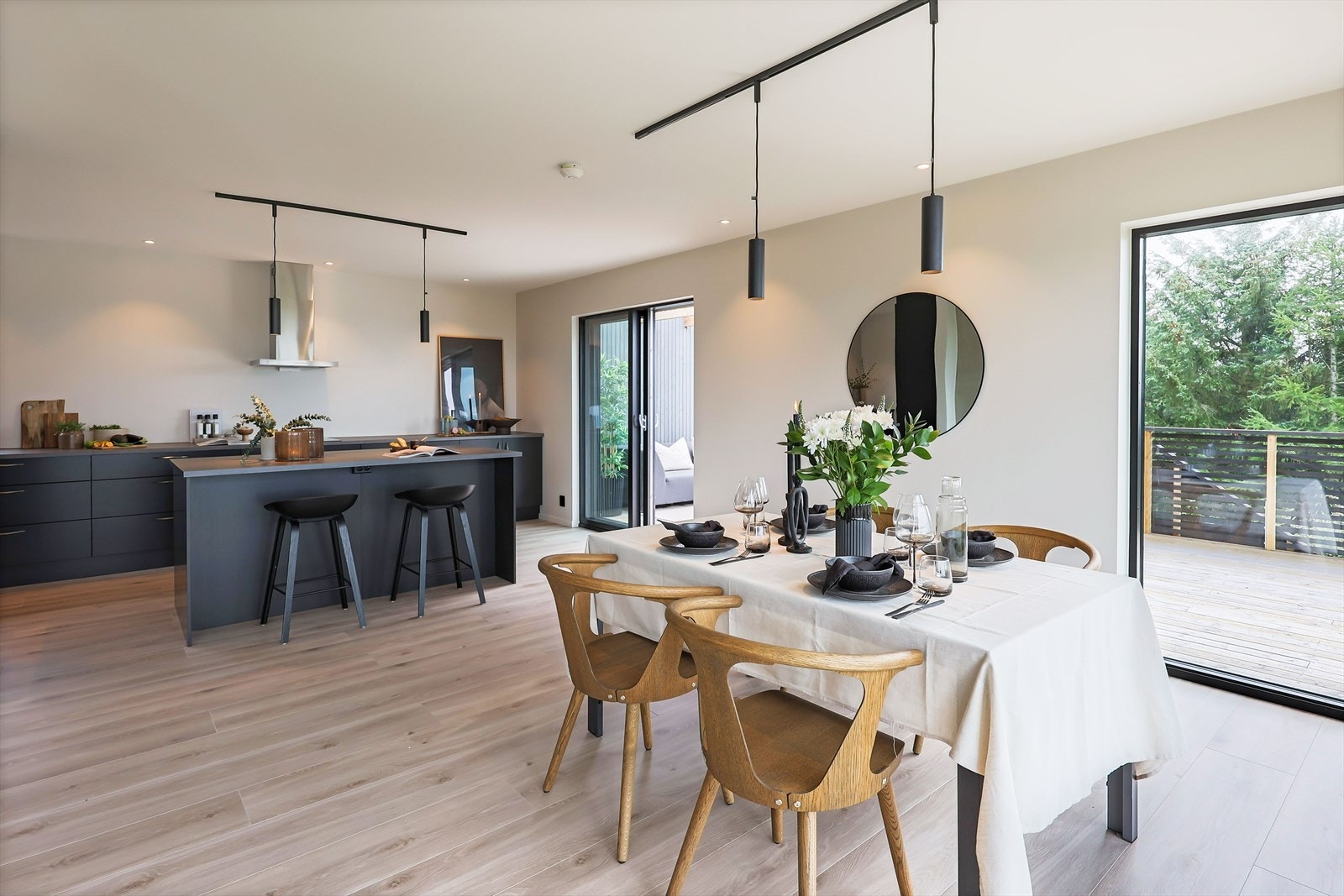 På kjøkken-allrommet kan du samle hele familien mens måltidene tilberedes Galleribilde