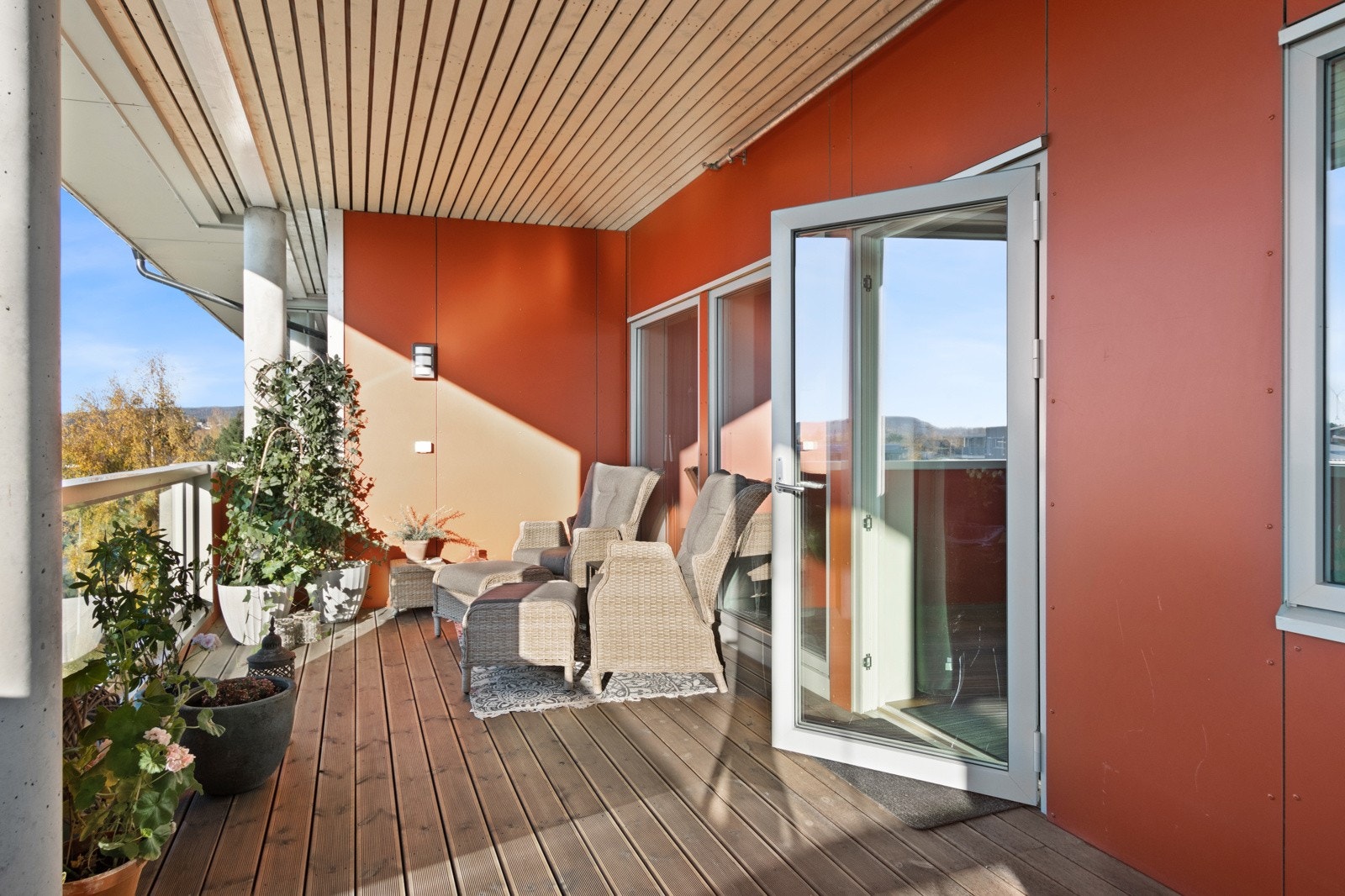 Verandan er takoverbygd og vestvendt Galleribilde