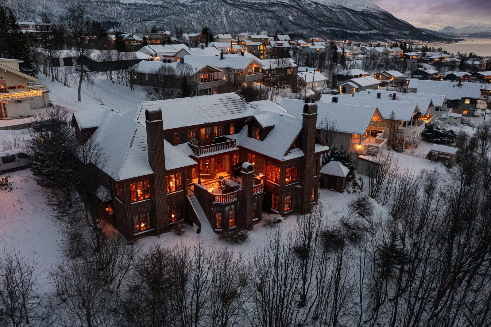 Boligen er arkitekttegnet av den kjente arkitekten Finn Sandmæl og har et herskapelig preg. Boligen er beliggende i et etterspurt område sentralt på Tromsøya!