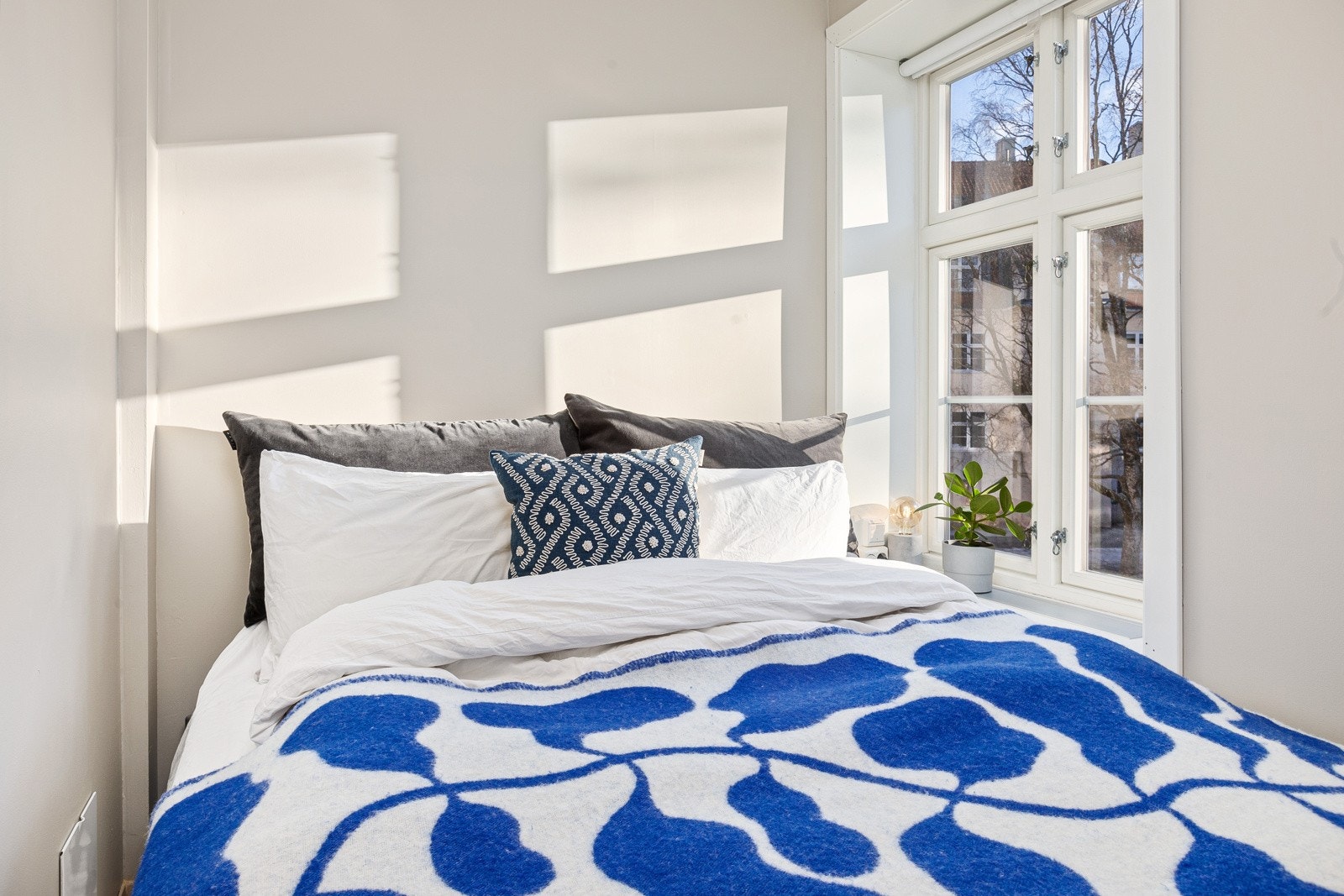 Soverom med utsyn mot gårdsrom Galleribilde