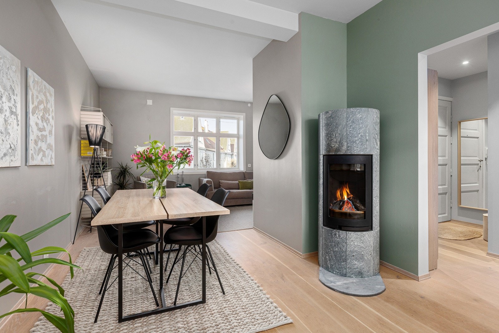 Lekker peisovn i spisestue/kjøkken Galleribilde