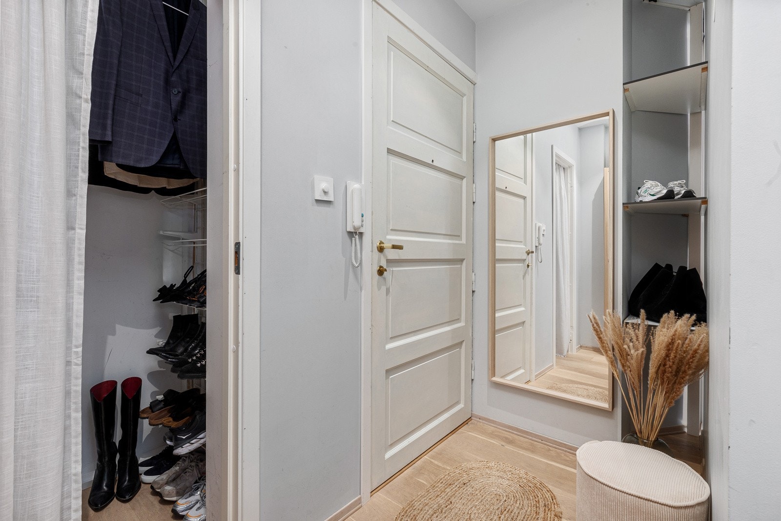 Entré med kott og hylleplass Galleribilde