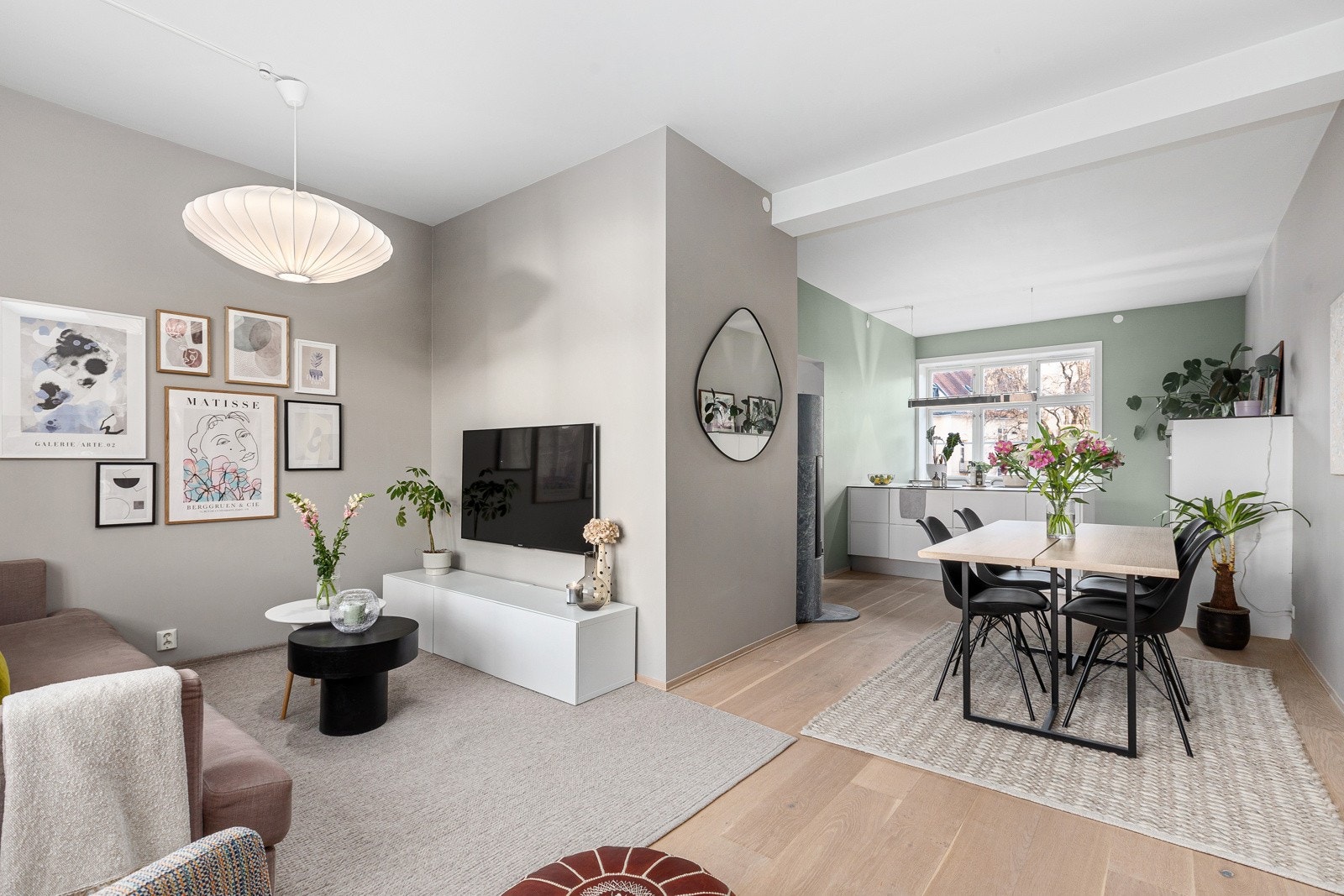 Åpen stue, spisestue og kjøkkenløsning med store lysflater Galleribilde