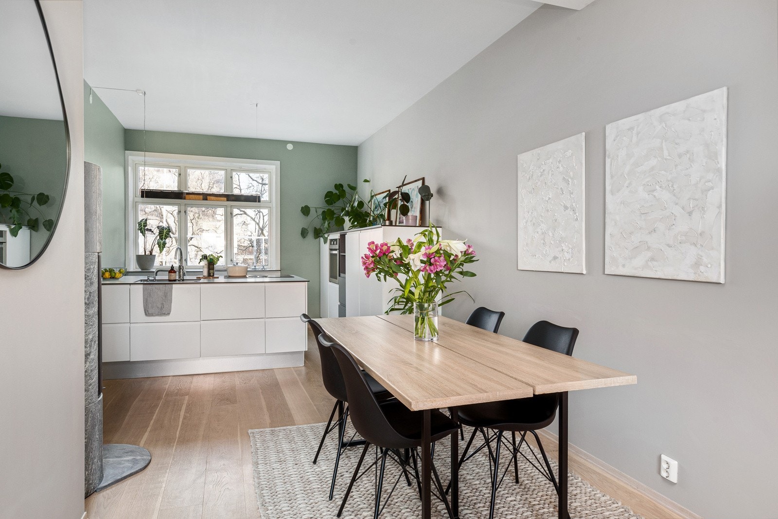 Spisestuedel mot kjøkken Galleribilde