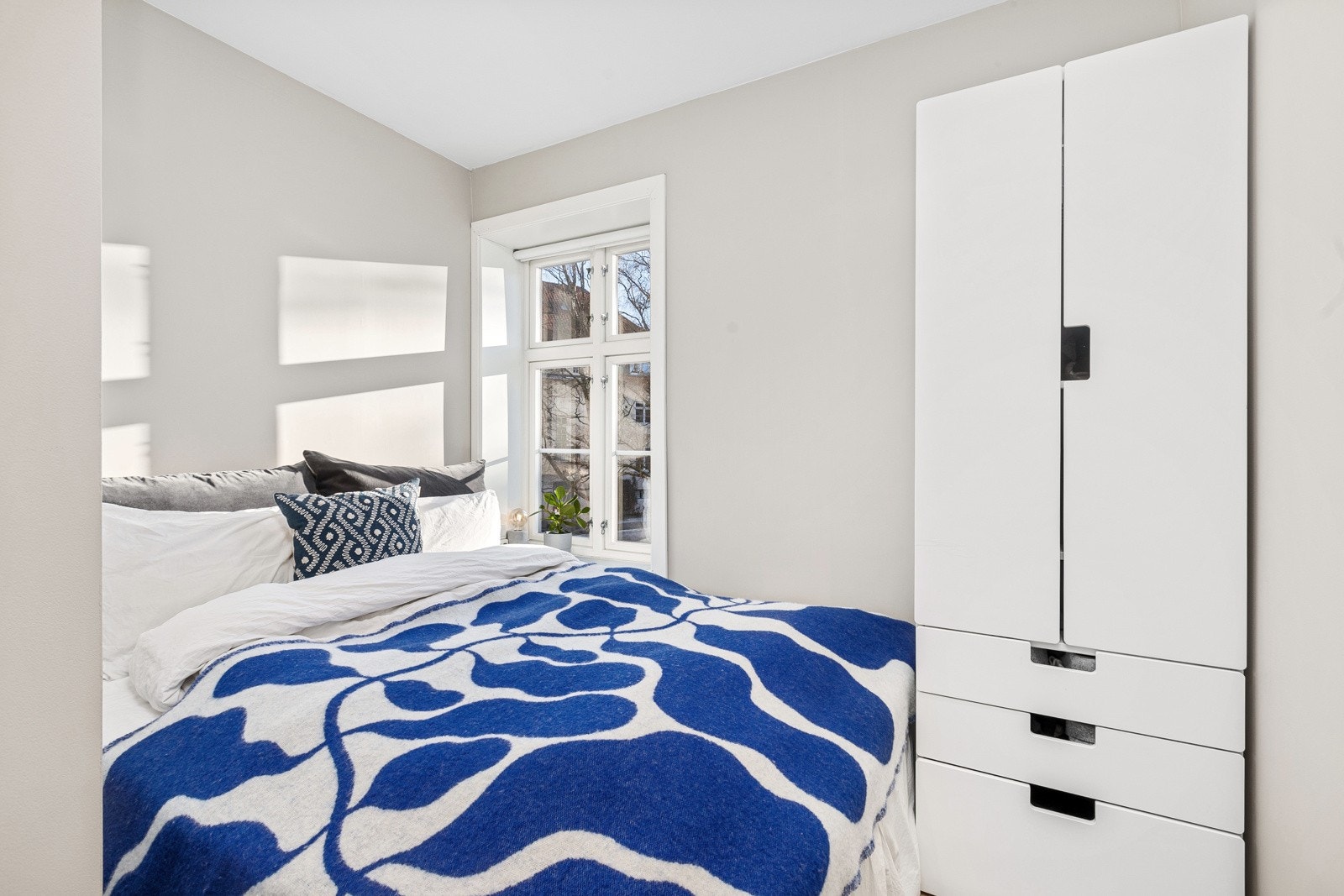 Soverom med skap Galleribilde