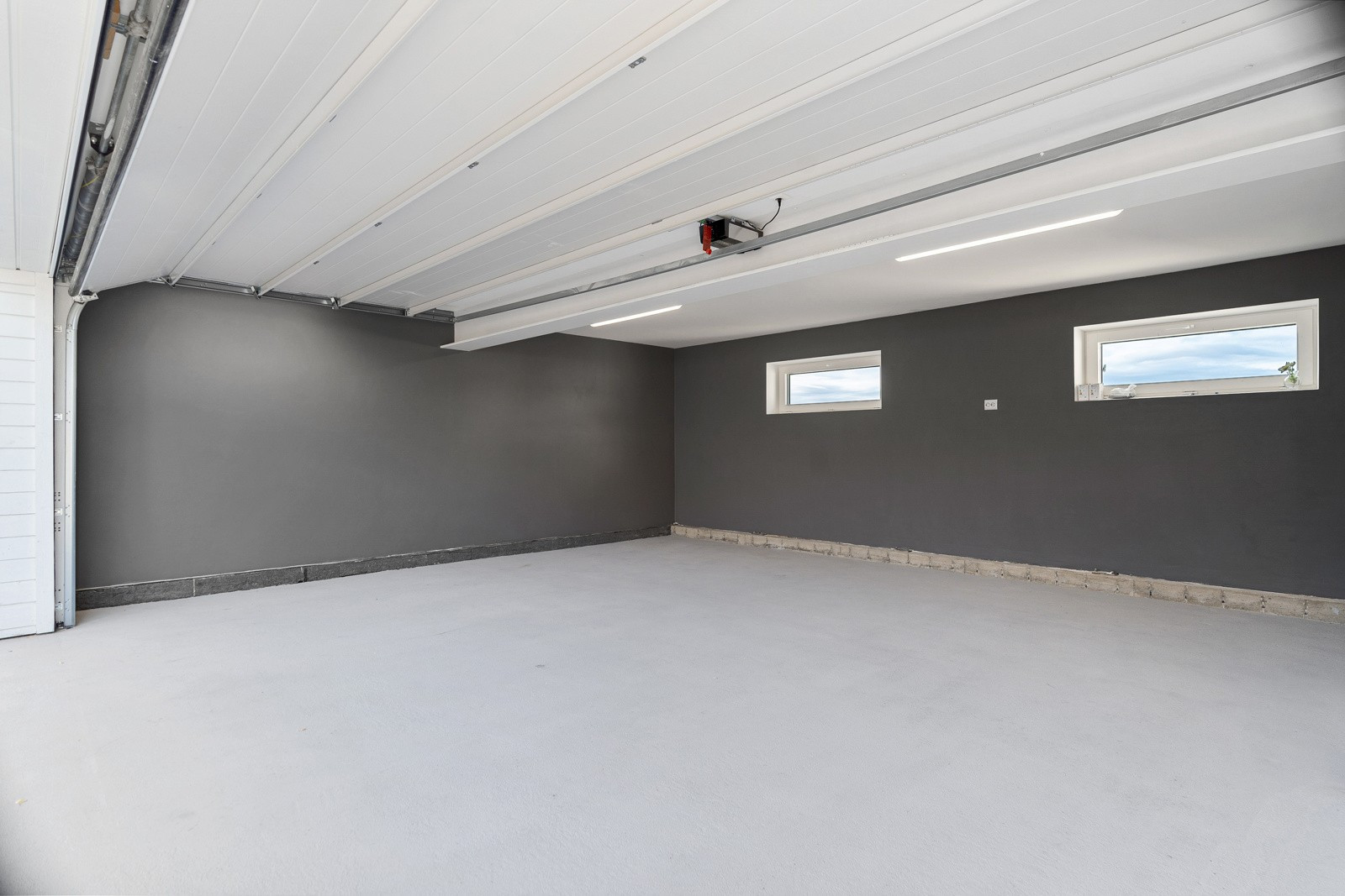 Stor garasje med god plass for parkering av to biler