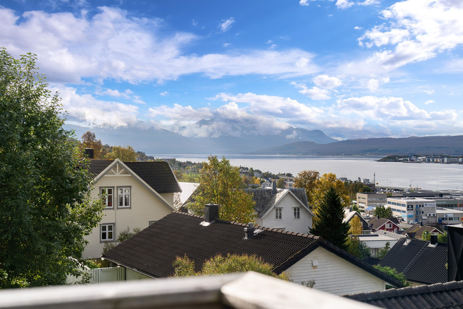 De majestetiske fjellene titter frem i det fjerne