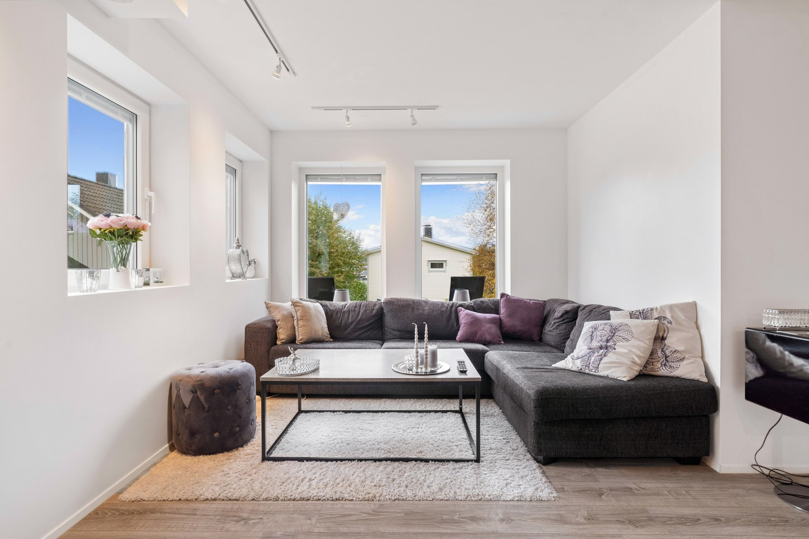 I boligens underetasje er det en utleiedel som er like moderne som hoveddelen. Store vindusflater er også en gjennganger her nede