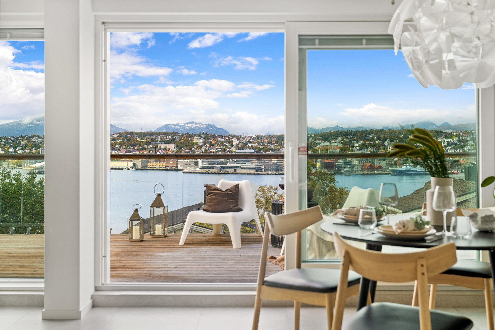 Fra stuen er det utgang til veranda med en spektakulær utsikt over sjøen og Tromsøya