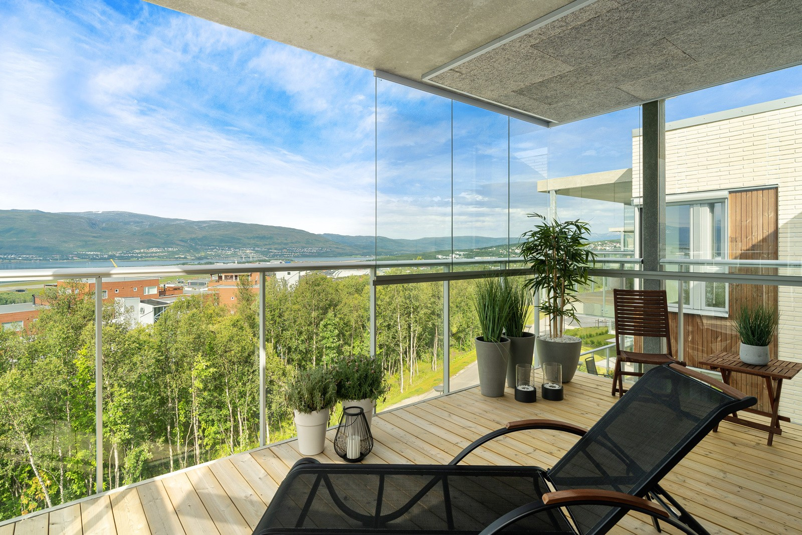Verandaen må være et av boligens absolutte høydepunkter. Her ser du fra Malangen i sør til Kvaløya og Ringvassøy i vest og nord.