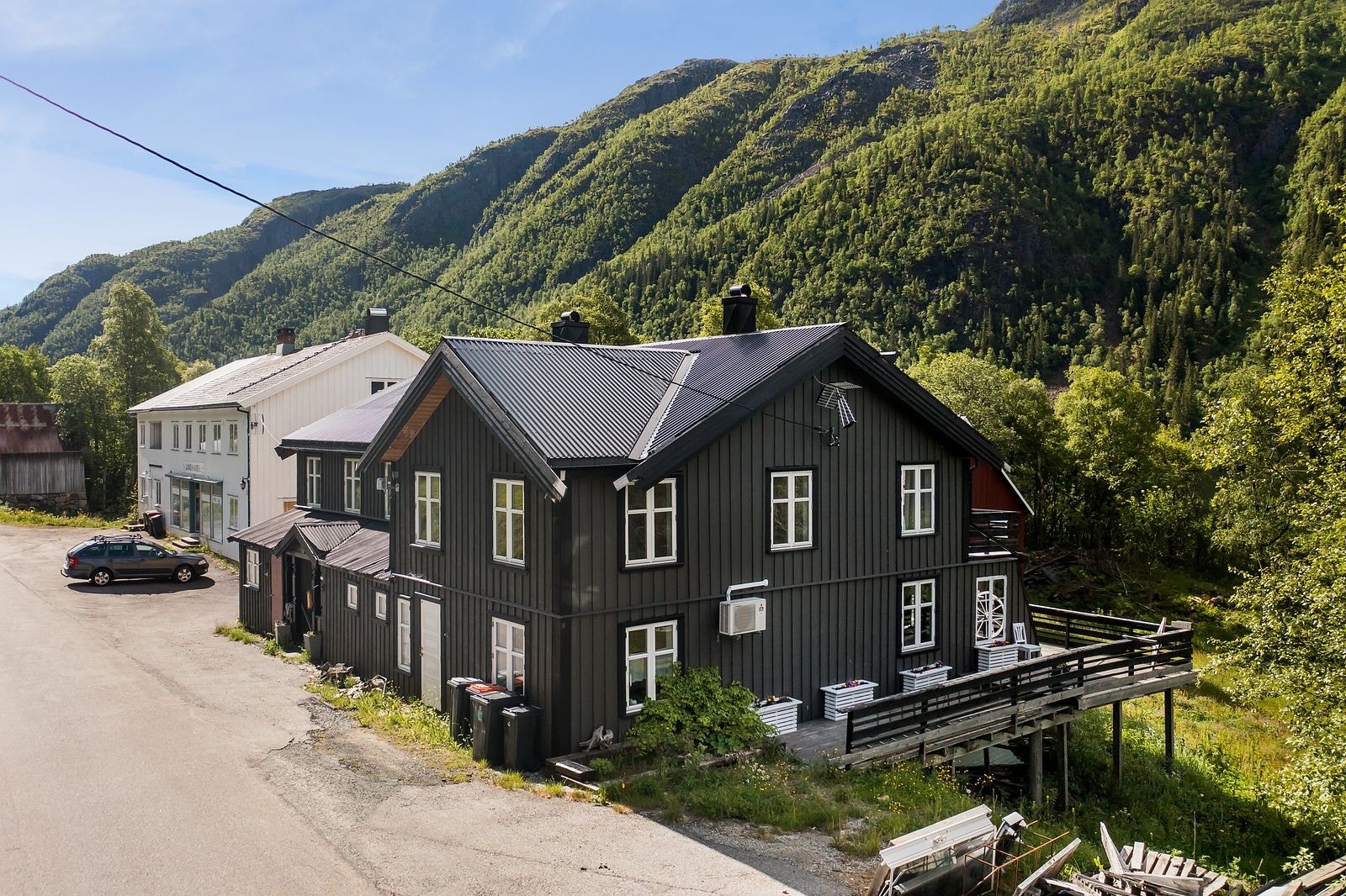 Fasade - parkering på eiendommens fremside Galleribilde