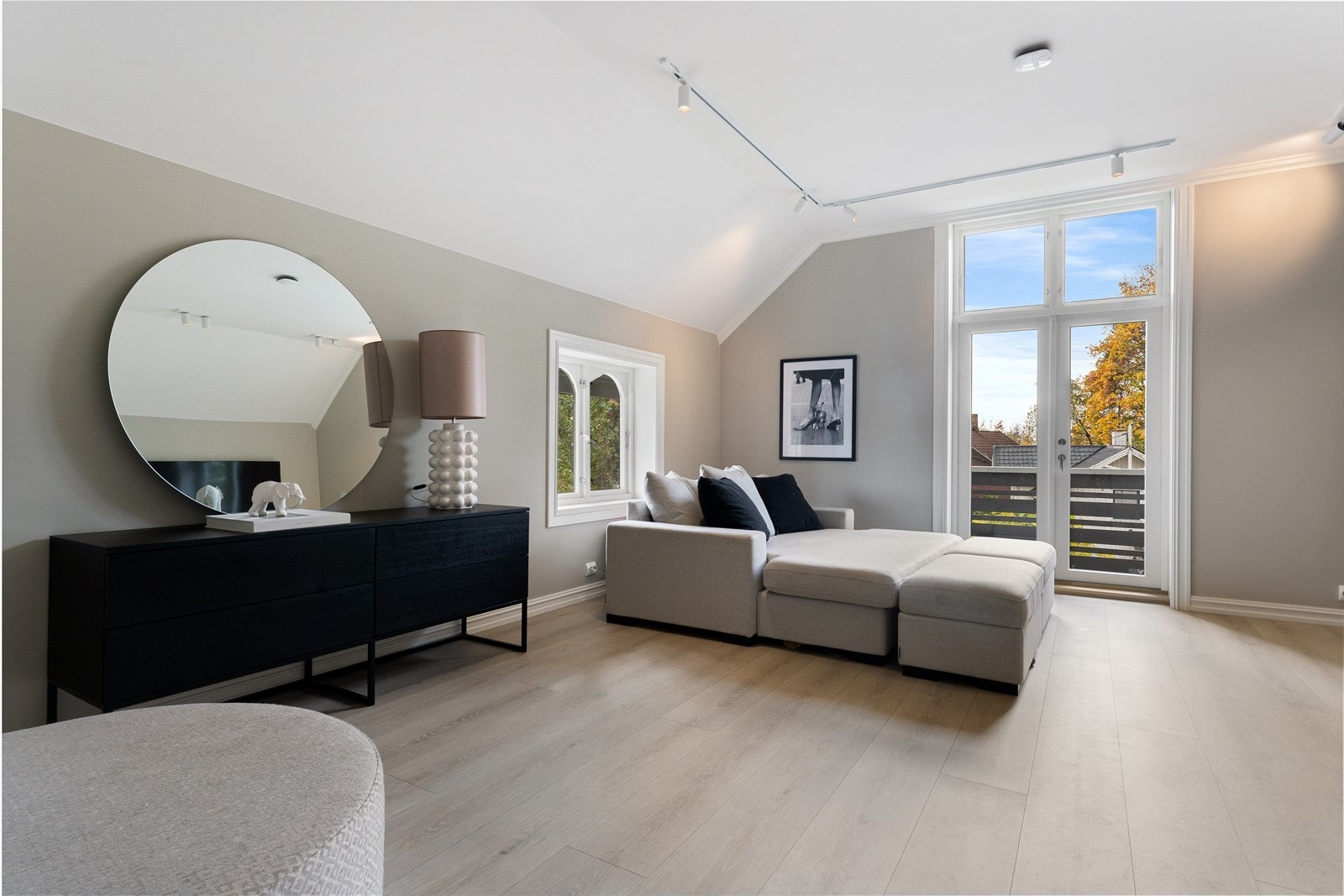 Romslig stue i 2.etg med utgang til balkong. Galleribilde