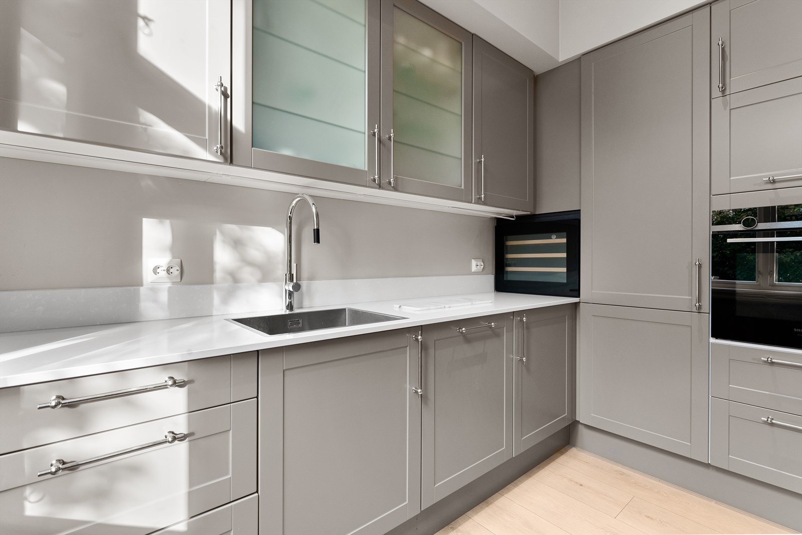 God skap- og benkeplass på kjøkken. Galleribilde