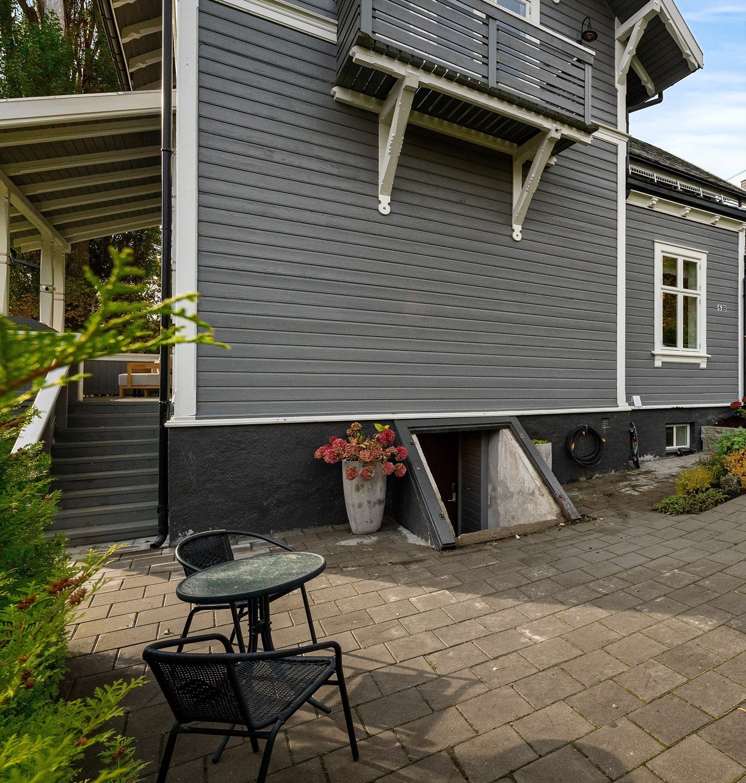 Separat inngang til kjeller. Galleribilde