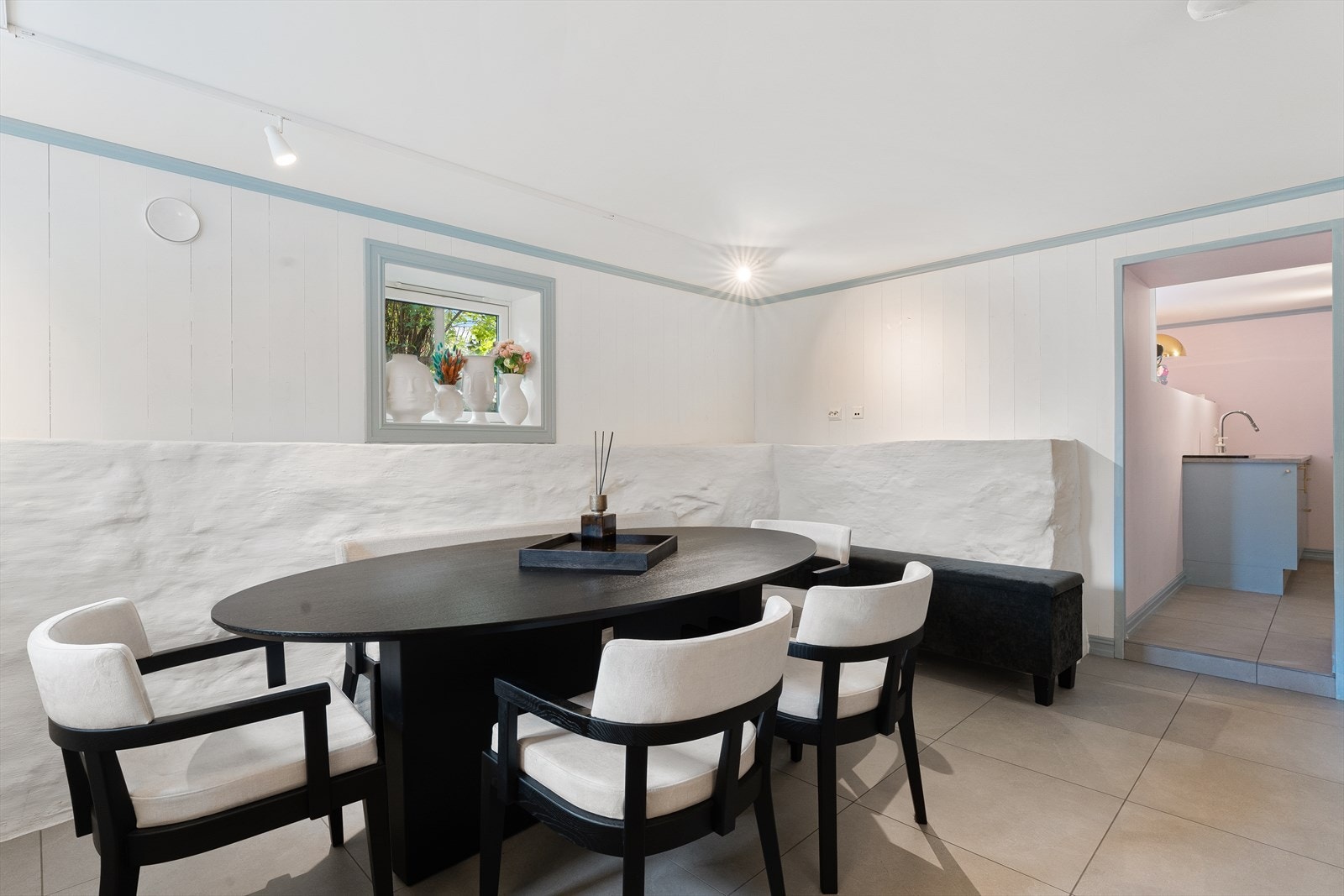 Rom benyttet som stue med plass til både sofagruppe i tillegg til spisebord. Stuen er ikke godkjent for varig opphold. Galleribilde