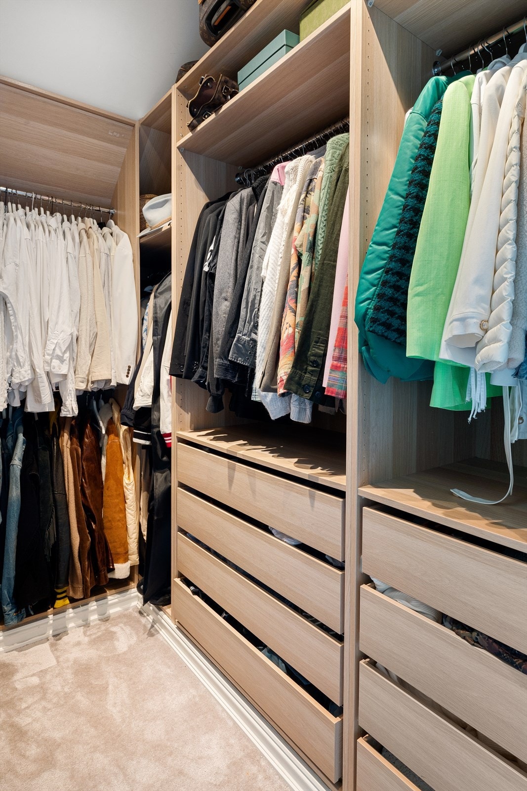 Walk-in closet på hovedsoverom. Galleribilde