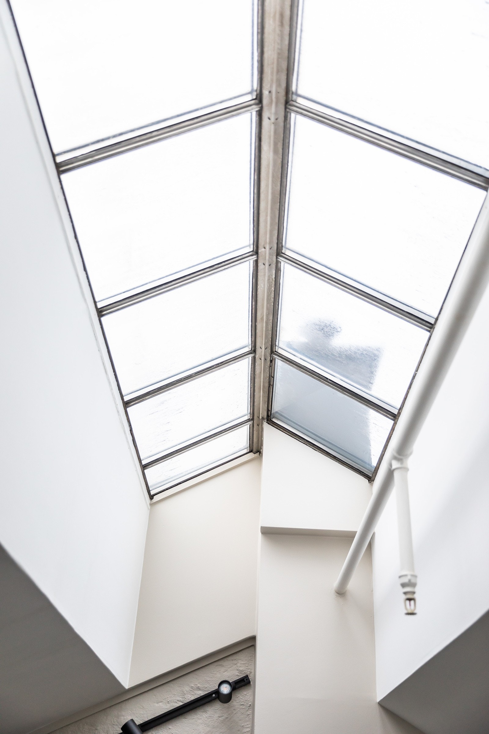 De flotte takvinduene bidrar til å gi leiligheten både et særpreg og godt med naturlig lysinnslipp. Galleribilde