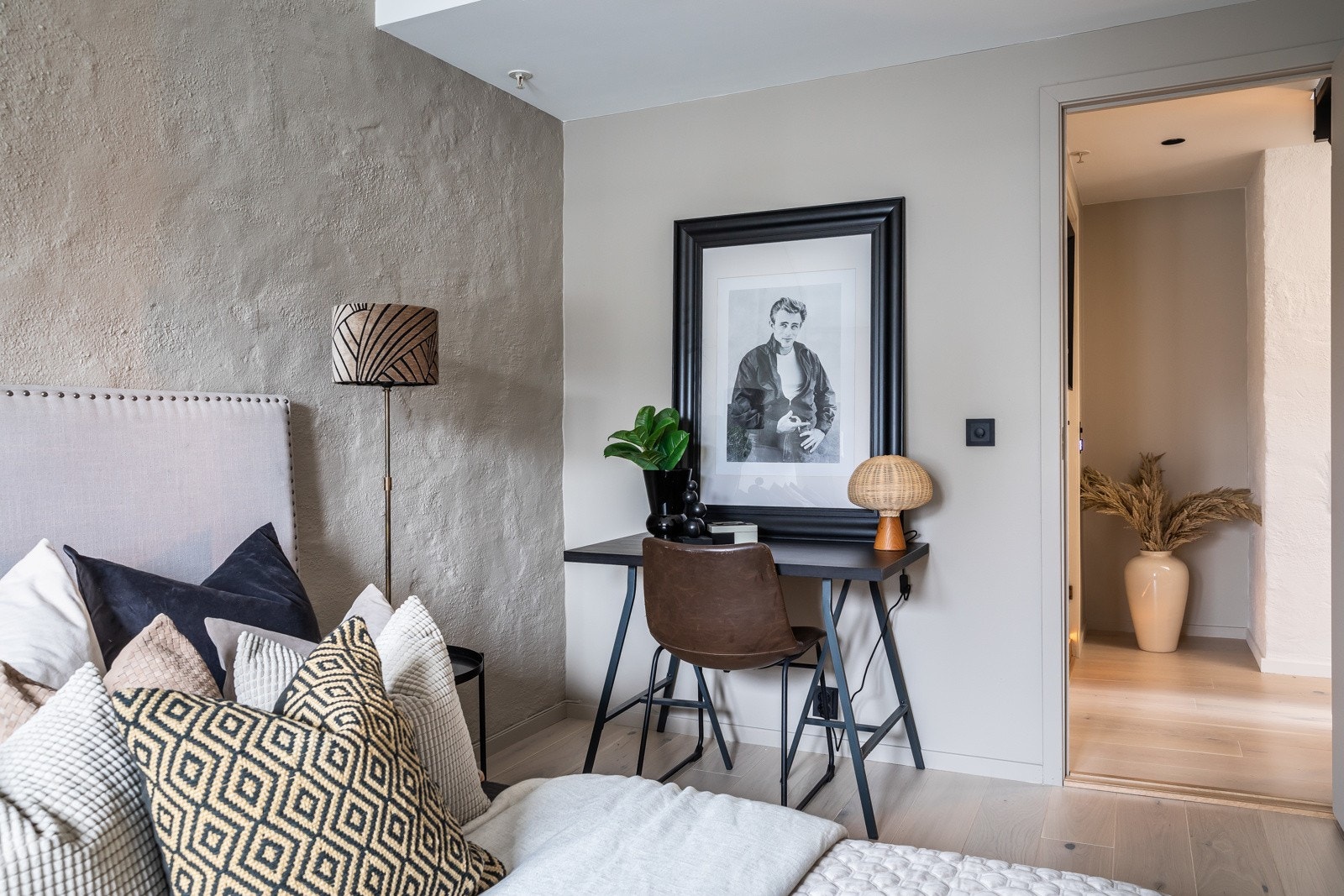 Soverom 2 er lyst og luftig og har plass til dobbeltseng, nattbord og garderobeskap. Galleribilde