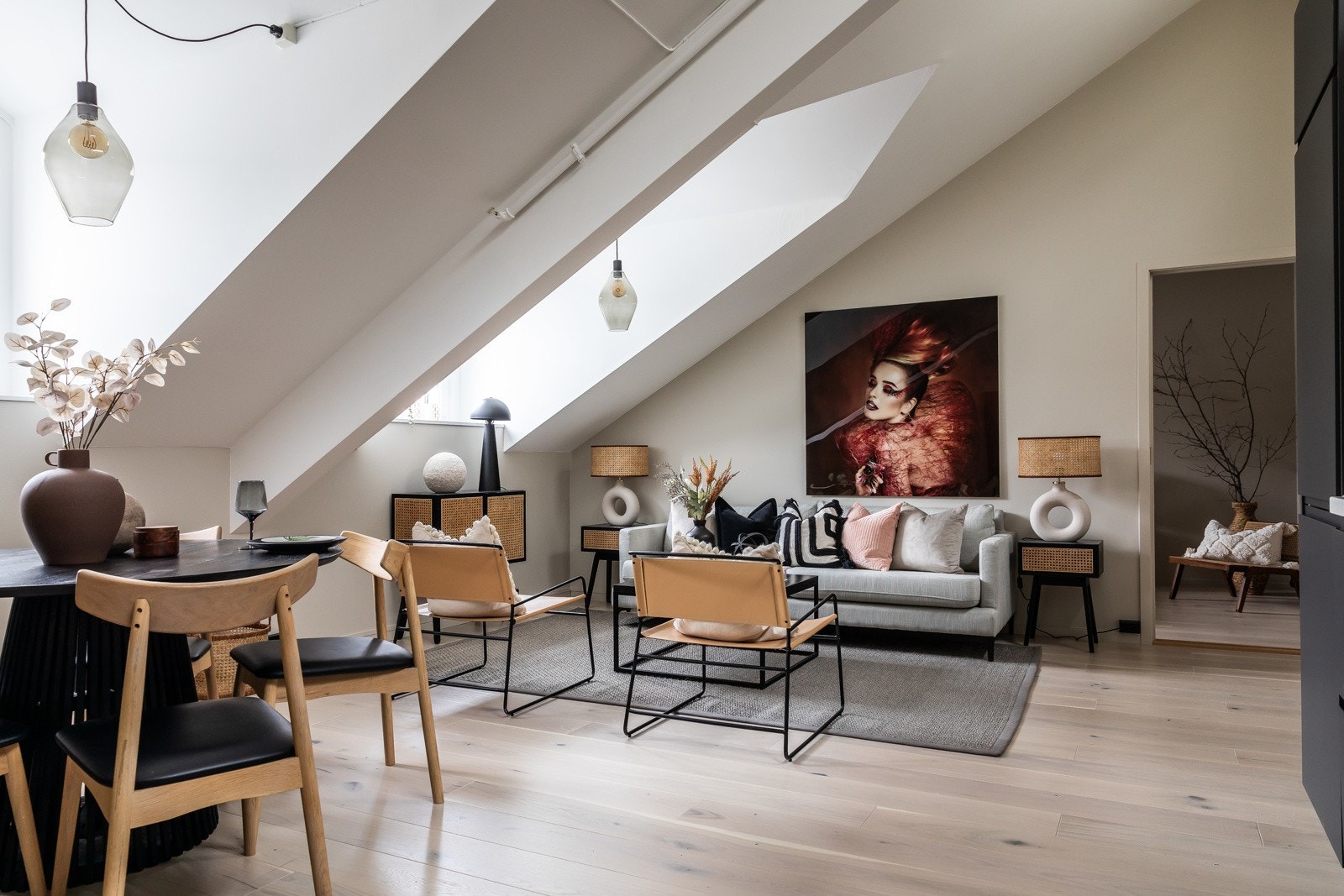 Her er det god plass til sofagruppe med tilhørende møbler, samt god plass til et langstrakt spisebord. Galleribilde