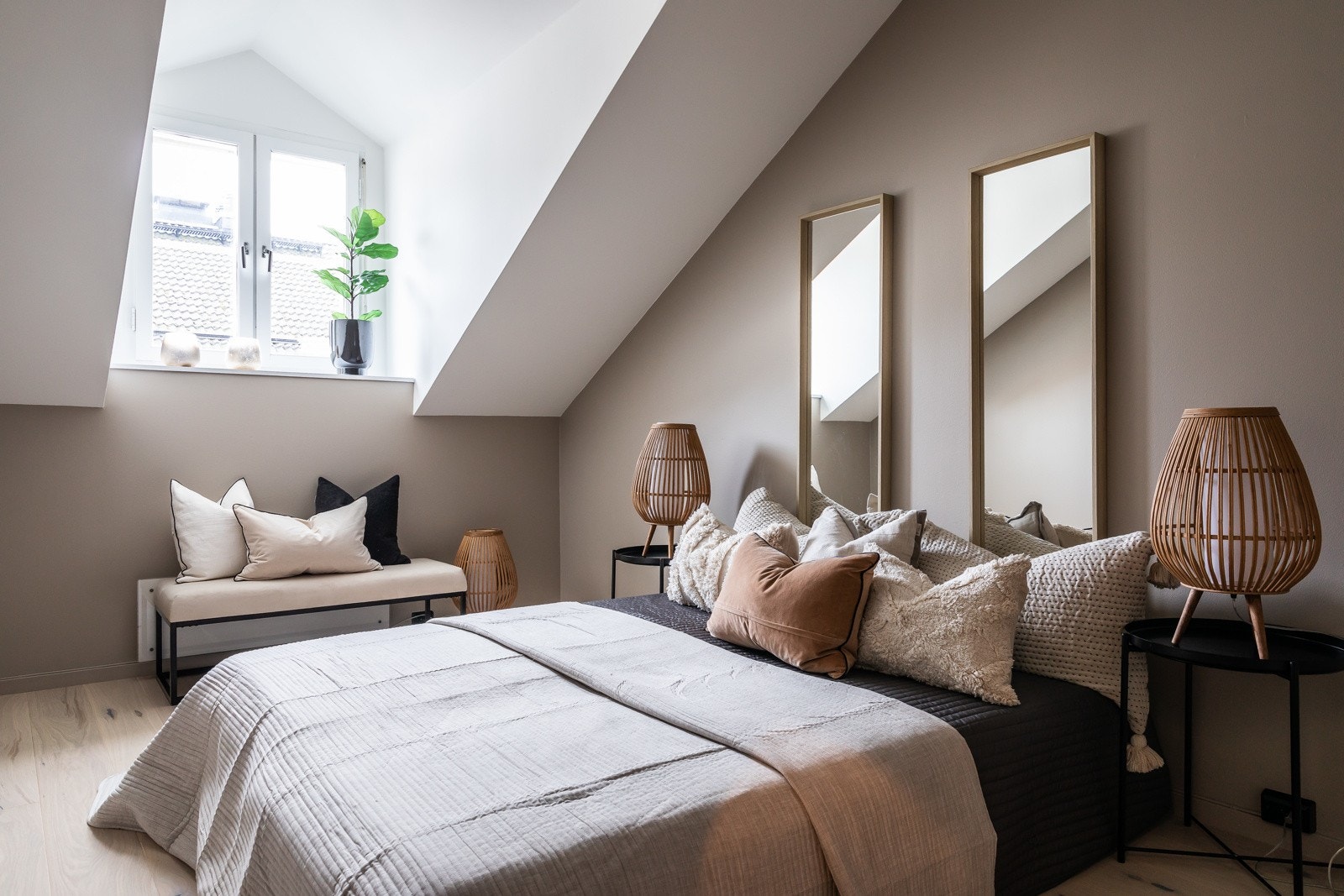 Hovedsoverommet er romslig og har god plass til dobbeltseng, nattbord og garderobeskap. Galleribilde