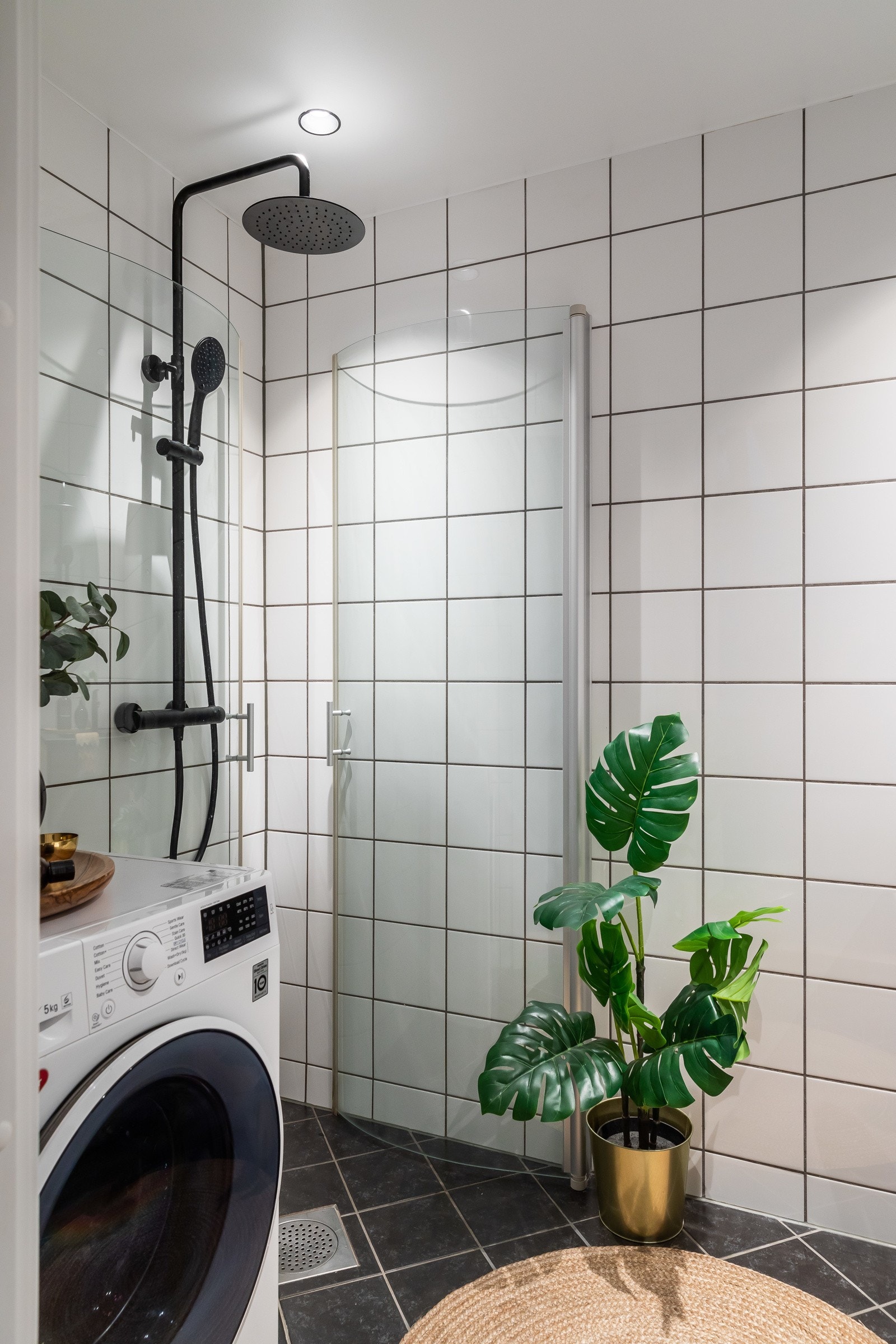 Badet har opplegg for vaskemaskin og tørketrommel. Galleribilde