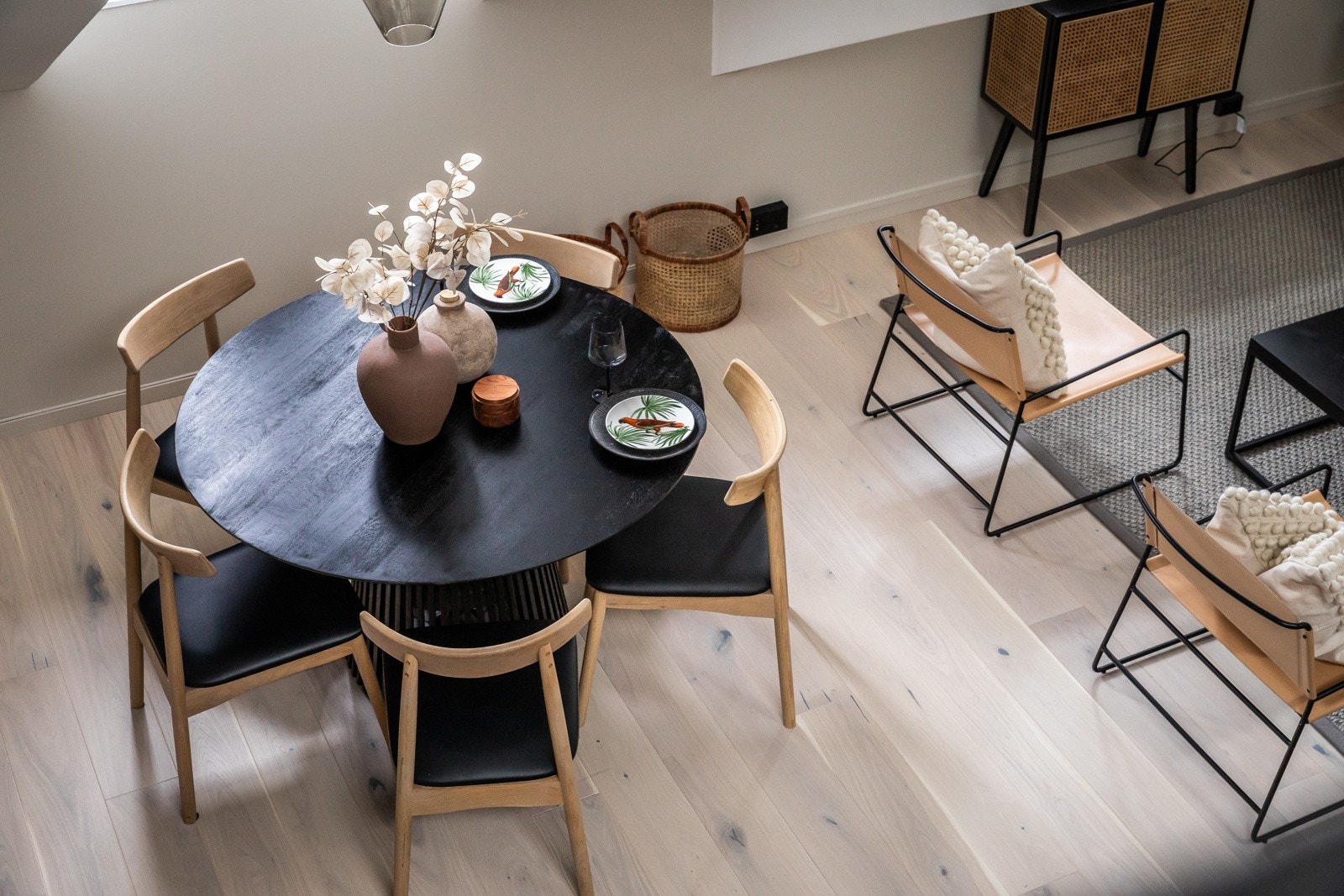 Det ble i 2022 satt inn lekkert glassverk på hemsen, som bidrar til å føre lyset ned i den åpne stue- og kjøkkenløsningen. Galleribilde