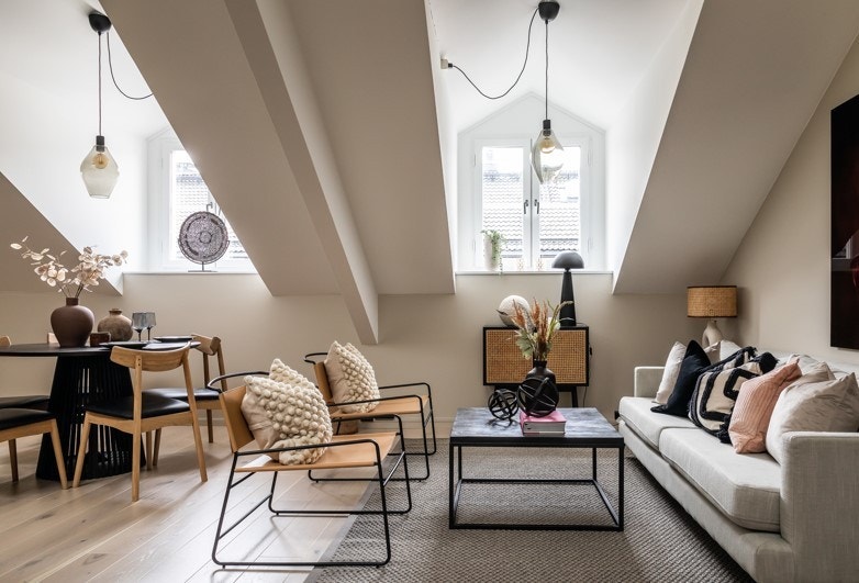 Sisilie Berg i PrivatMegleren har gleden av å presentere Welhavens gate 1E - En nydelig og unik toppleilighet med stilige detaljer, generøs takhøyde, takvindu, karnapp og hems. Galleribilde