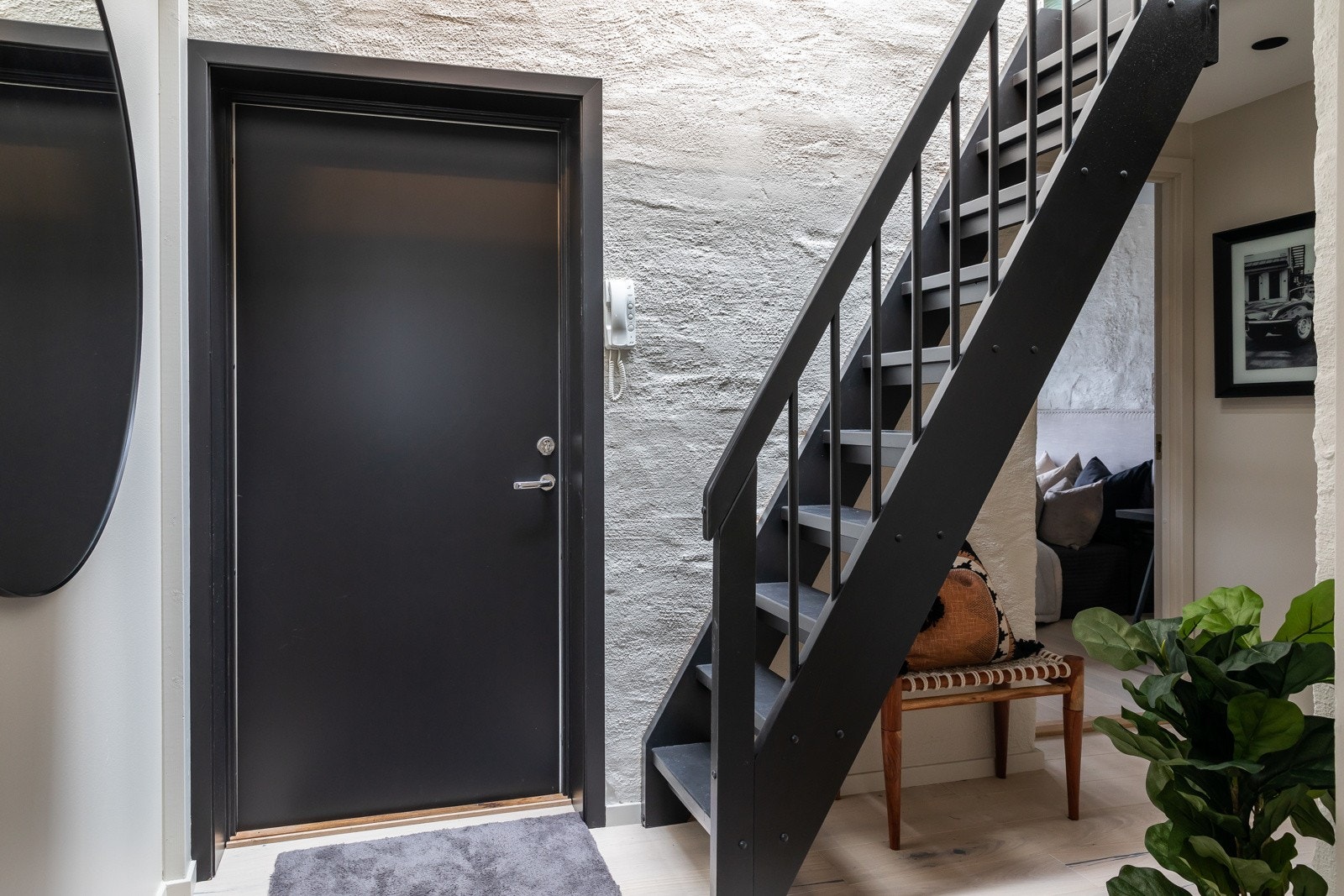 Vel innenfor døren får du et hyggelig førsteinntrykk av leiligheten. Galleribilde