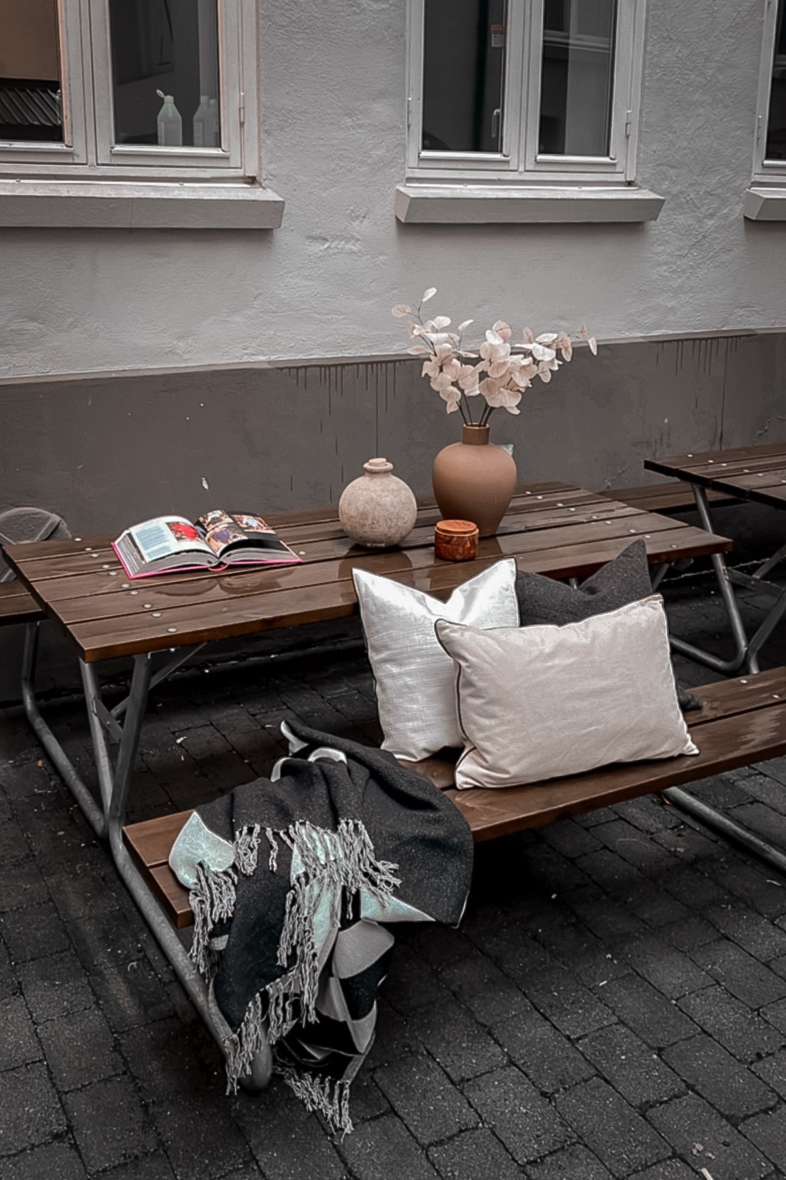 Flere felles sittebenker tilrettelegger for sosial hygge i bakgården. Galleribilde