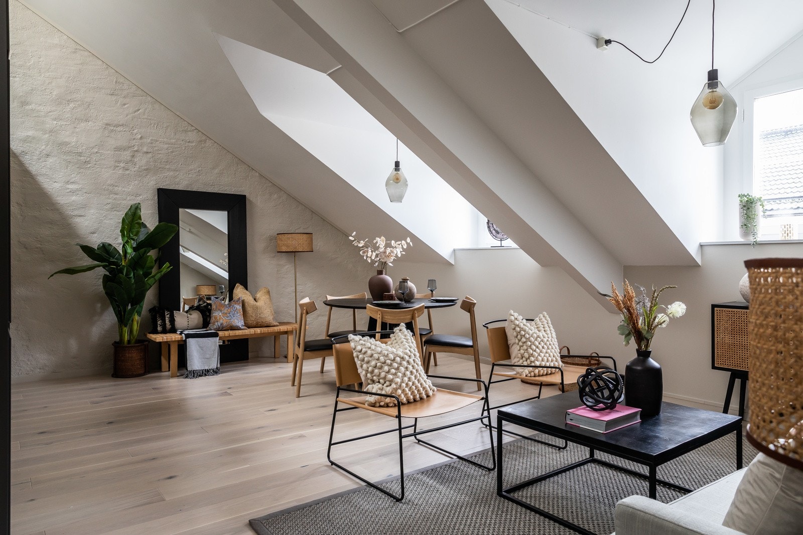 Stuen er malt i fargen "space", et tidsriktig fargevalg som gjør det enkelt å krydre med interiør og farger etter eget ønske og personlige stil. Galleribilde