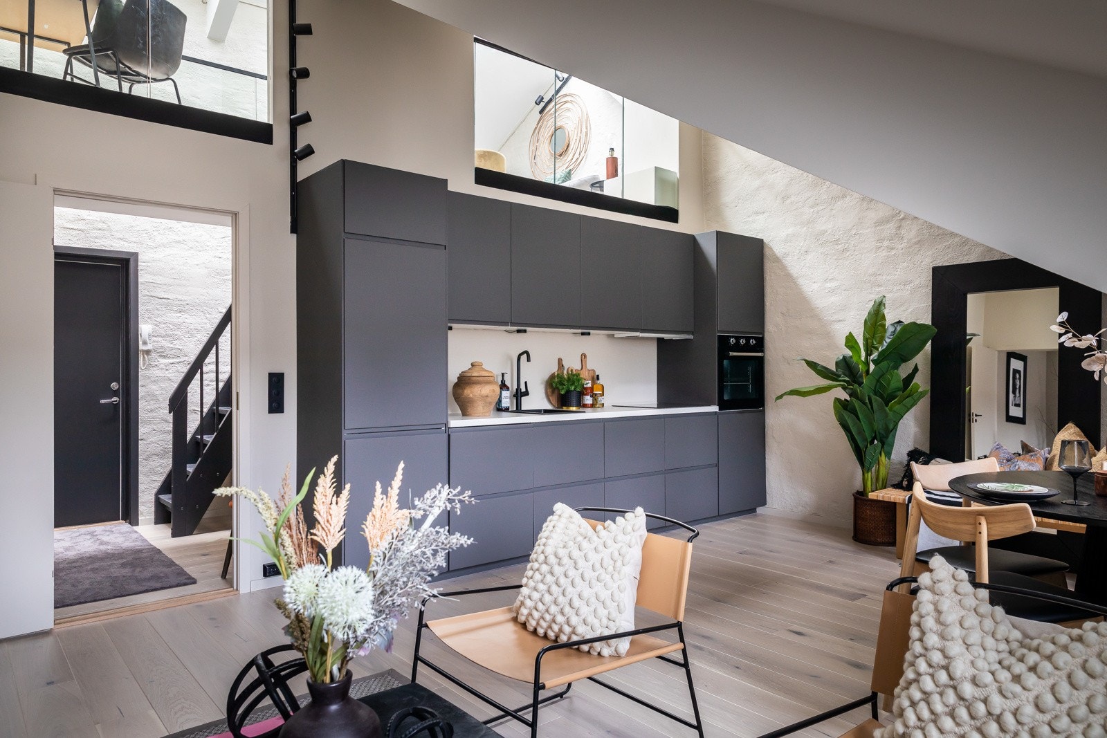 Rommet har gode vindusflater som sammen med takvinduer gir godt med lysinnslipp. Galleribilde