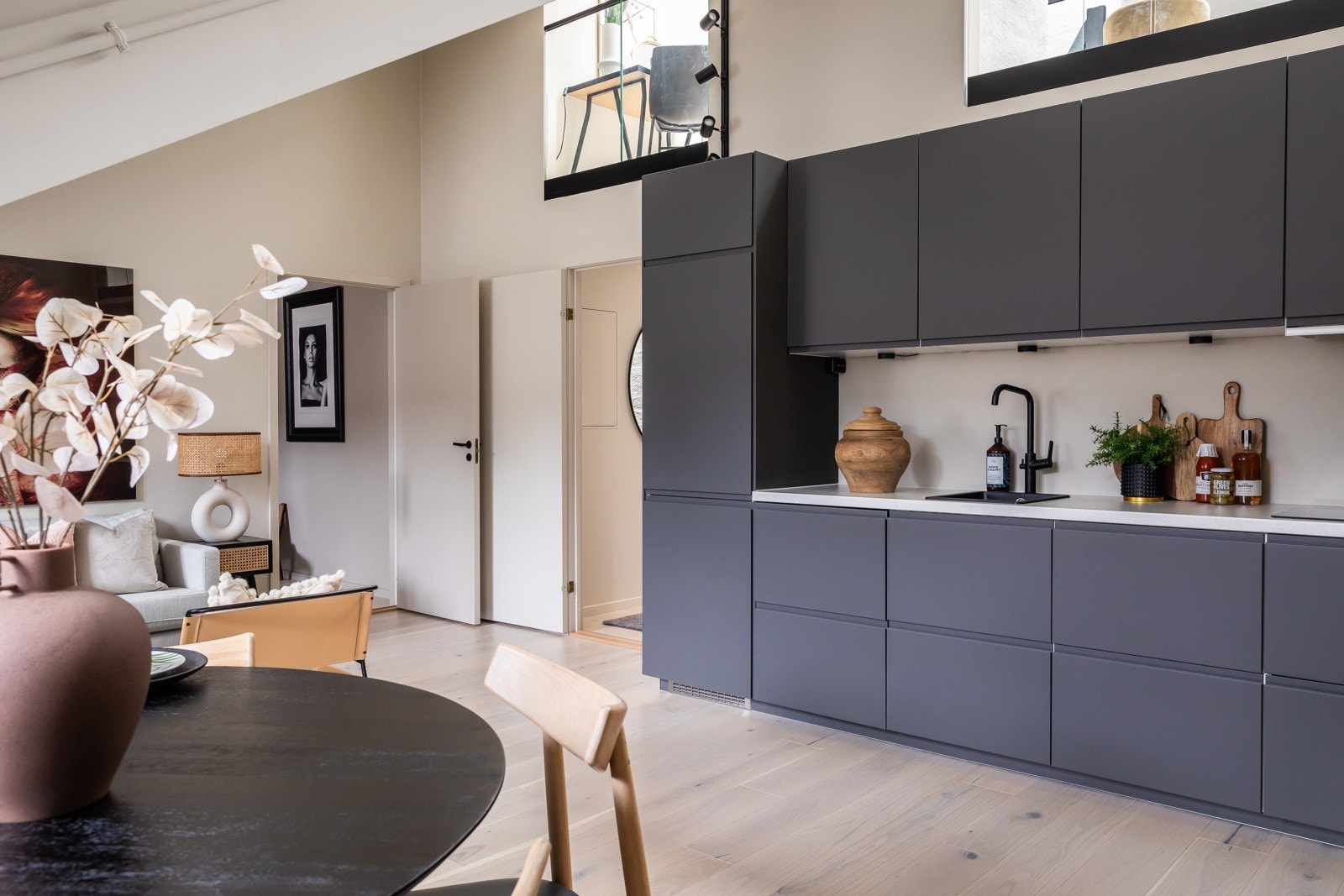 Kjøkkenet har et smakfullt, tidsmessig design med rene linjer, kvalitetsmessige løsninger og god oppbevaringsplass. Galleribilde