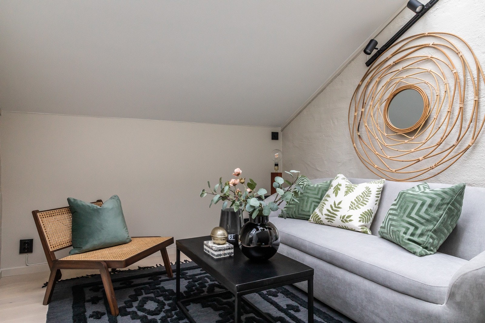 De lyse overflatene i hele leiligheten gjør det enkelt å innrede i personlig stil. Galleribilde